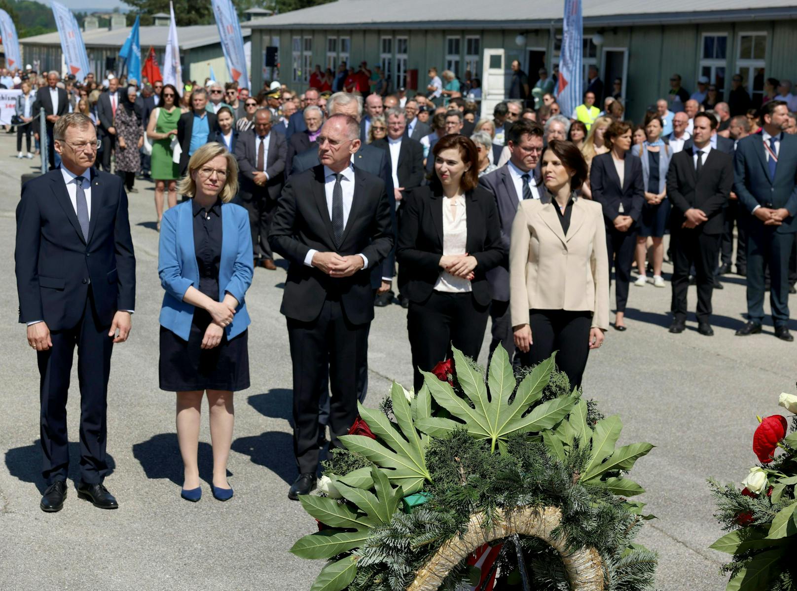 OÖ-LH Thomas Stelzer (ÖVP), Ministerin Leonore Gewessler (Grüne), Minister Gerhard Karner (ÖVP), Ministerin Alma Zadic (Grüne), und EU-Ministerin Karoline Edtstadler (ÖVP) bei den Feierlichkeiten anl. des 77. Jahrestages der Befreiung des KZ Mauthausen am Sonntag, 15. Mai 2022.