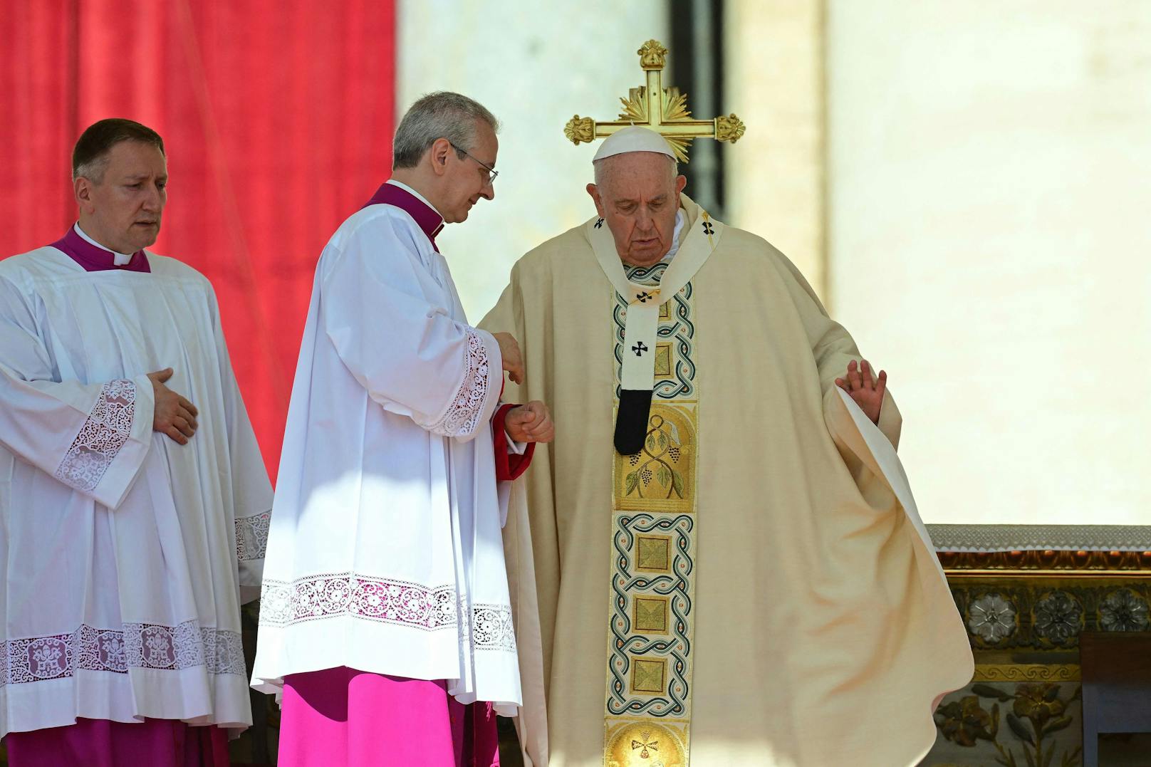 Tausende wohnten jener Zeremonie bei, bei der Papst Franziskus die Heiligsprechung von zehn Personen bestätigte. 