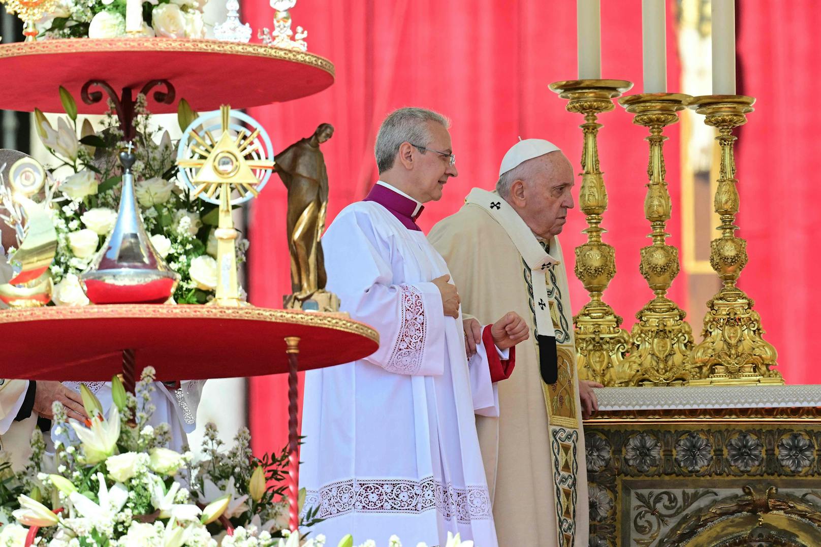 Tausende wohnten jener Zeremonie bei, bei der Papst Franziskus die Heiligsprechung von zehn Personen bestätigte. 