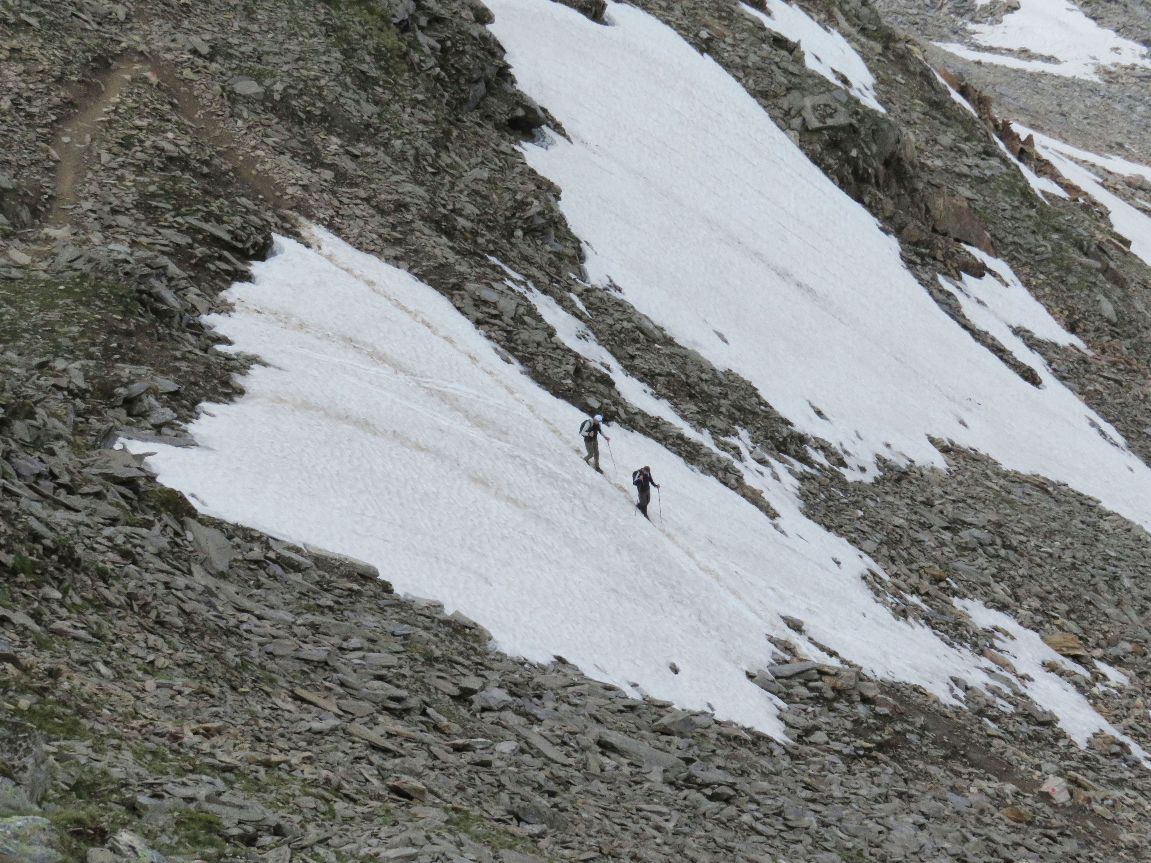 Schneefelder wie dieses werden Wanderern immer wieder zur Gefahr. (Symbolbild)