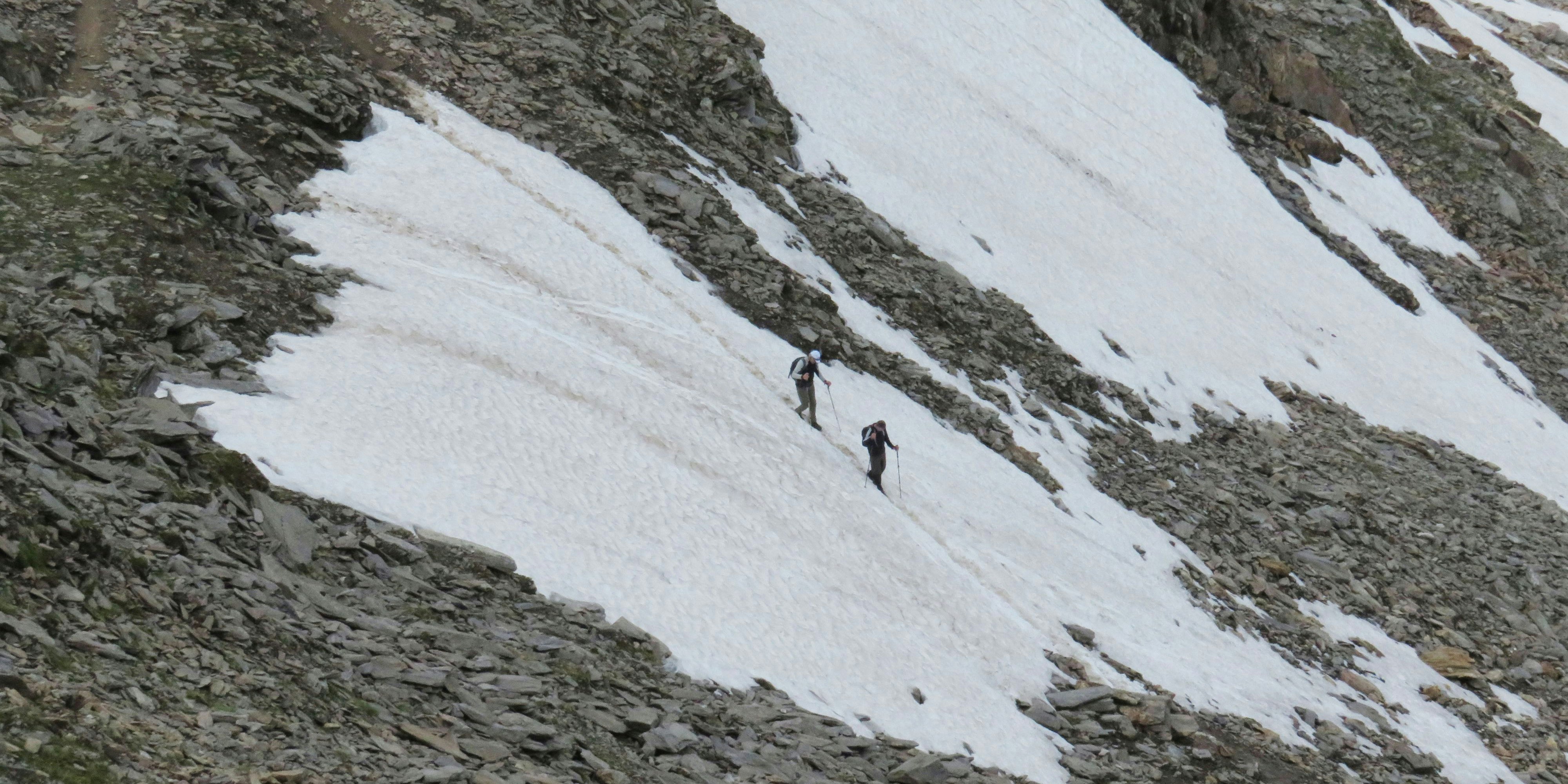 Schneefelder wie dieses werden Wanderern immer wieder zur Gefahr. (Symbolbild)