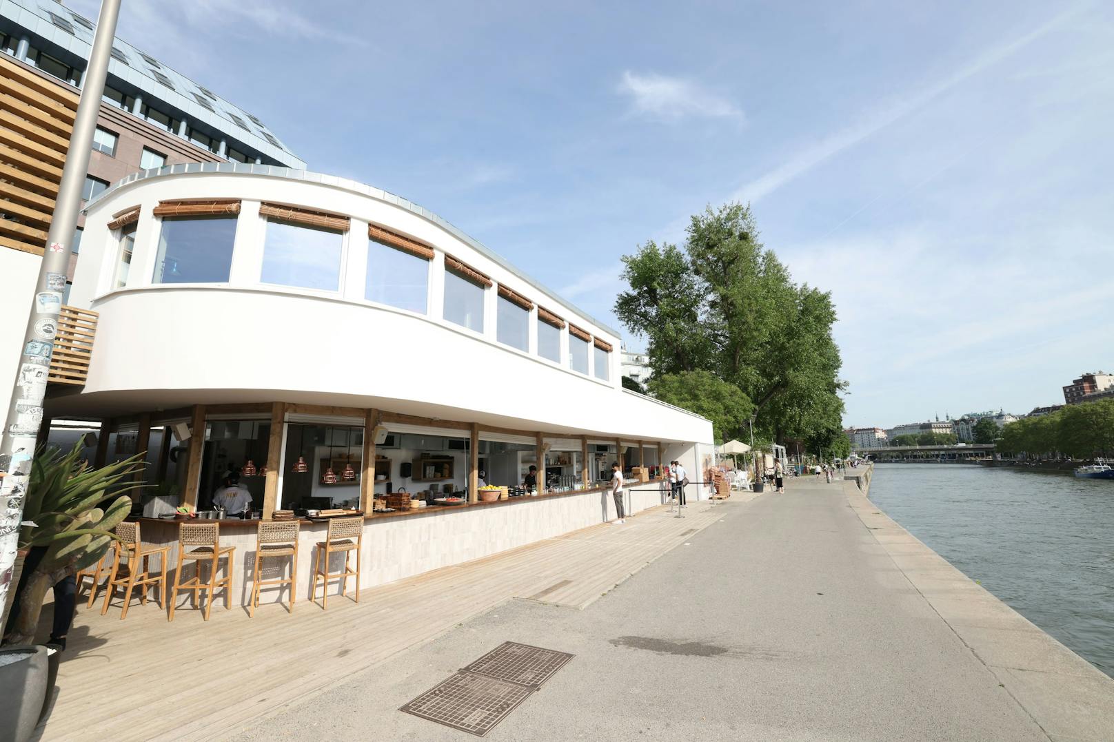 Das "Neni am Wasser" hat am Wiener Donaukanal eröffnet.