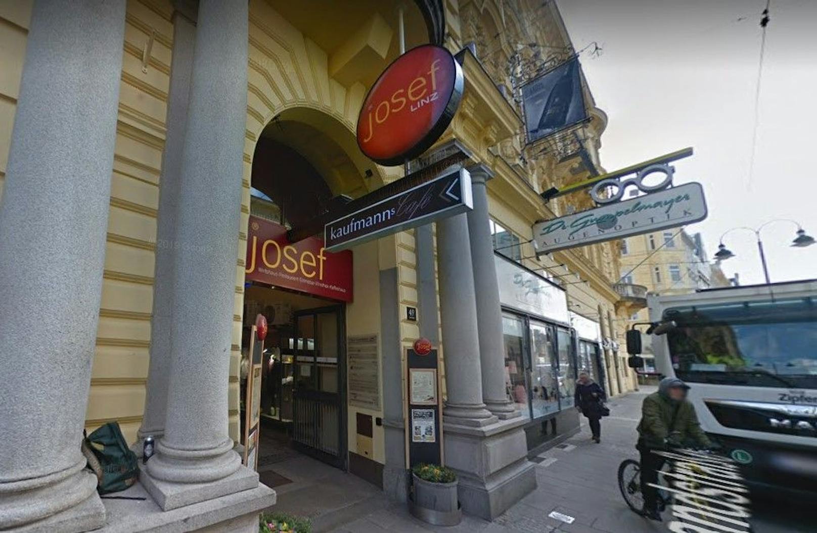 Der Chef des "Josef" in Linz sucht einen Restaurantleiter oder eine Restaurantleiterin.