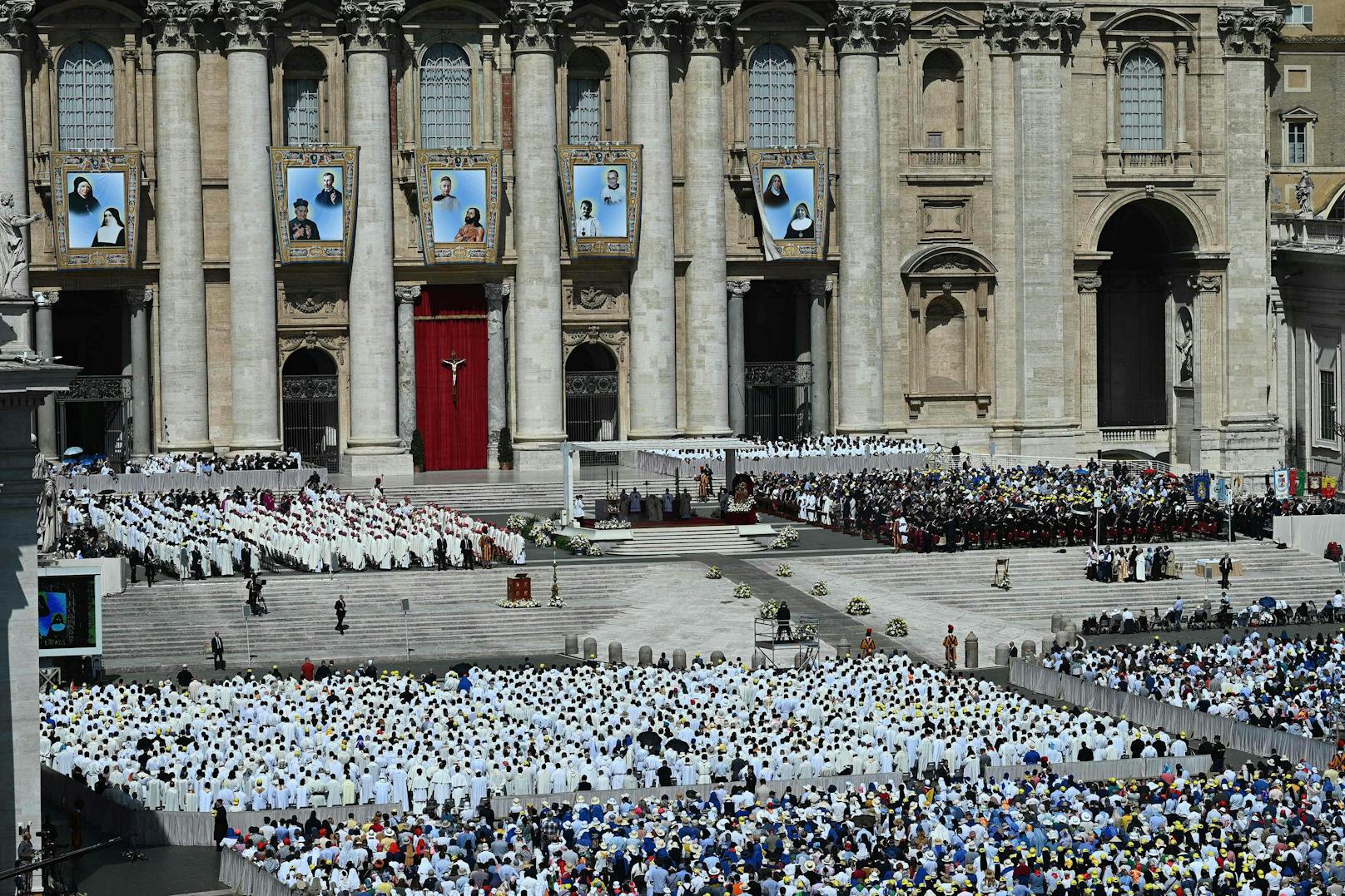 Tausende wohnten jener Zeremonie bei, bei der Papst Franziskus die Heiligsprechung von zehn Personen bestätigte. 