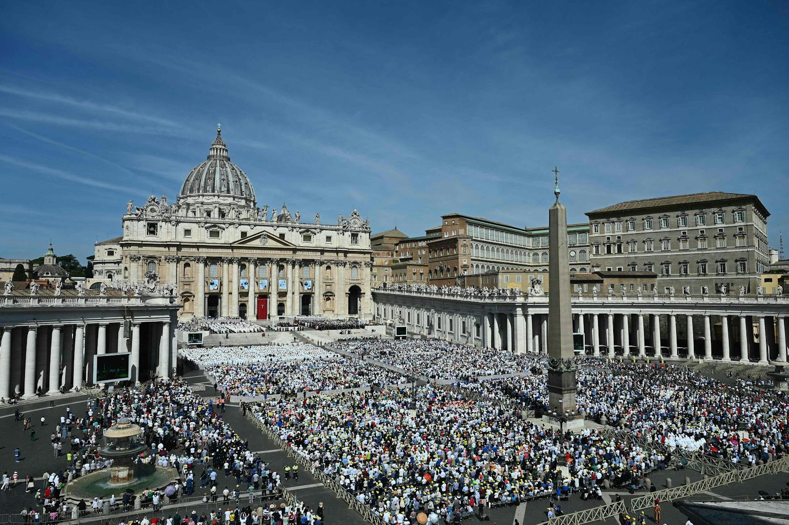 Tausende wohnten jener Zeremonie bei, bei der Papst Franziskus die Heiligsprechung von zehn Personen bestätigte. 