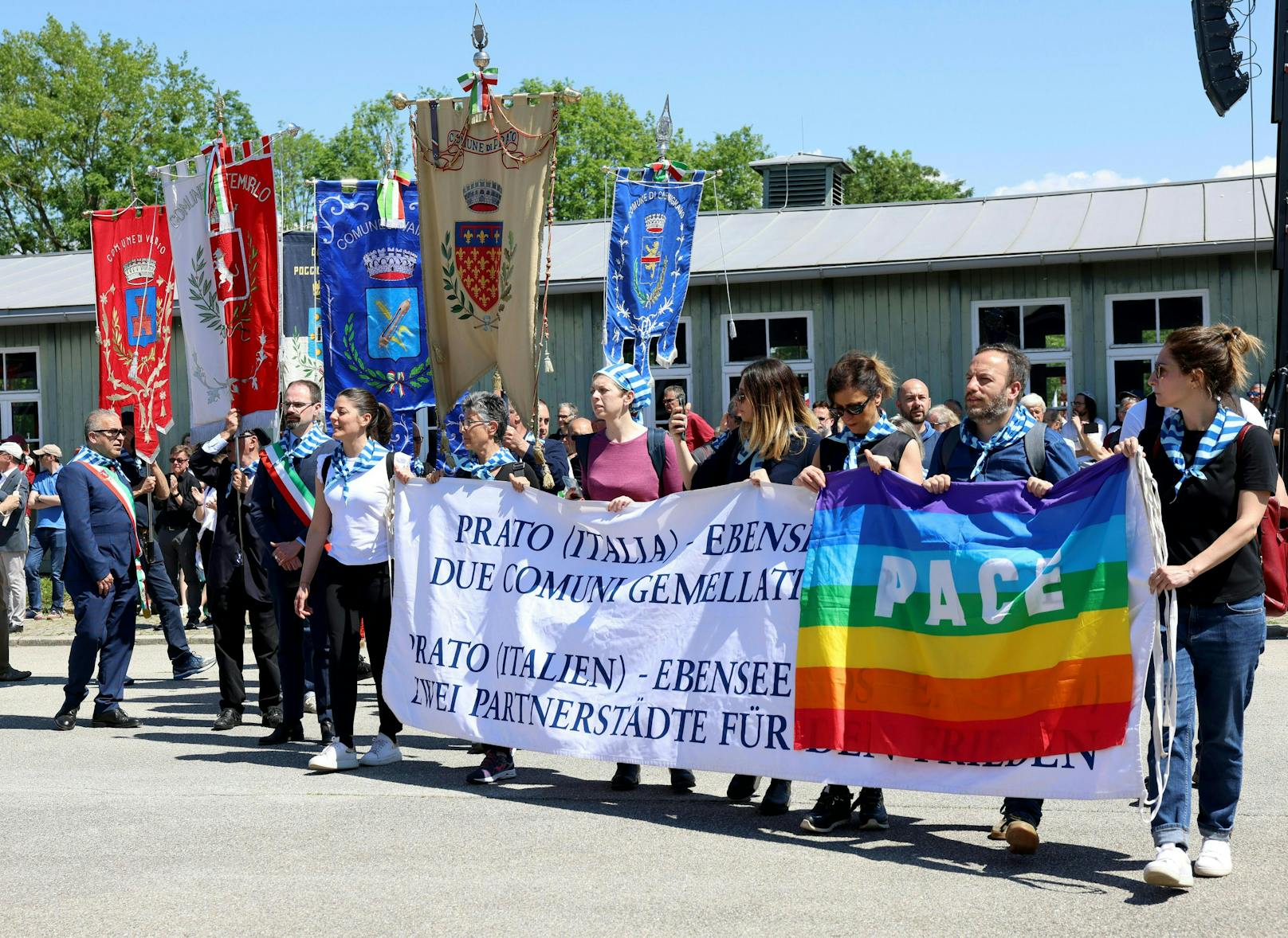 Sonntag, 15. Mai 2022, bei der KZ-Gedenkstätte Mauthausen. Menschen gedenken aus aller Welt.