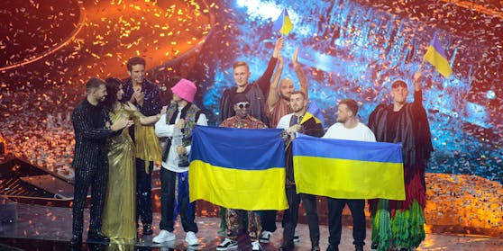 Ukraine-Flaggen, wohin man sah: Das Kalush Orchestra feierte den Sieg mit einem politischen Statement und viel Blau-Gelb.