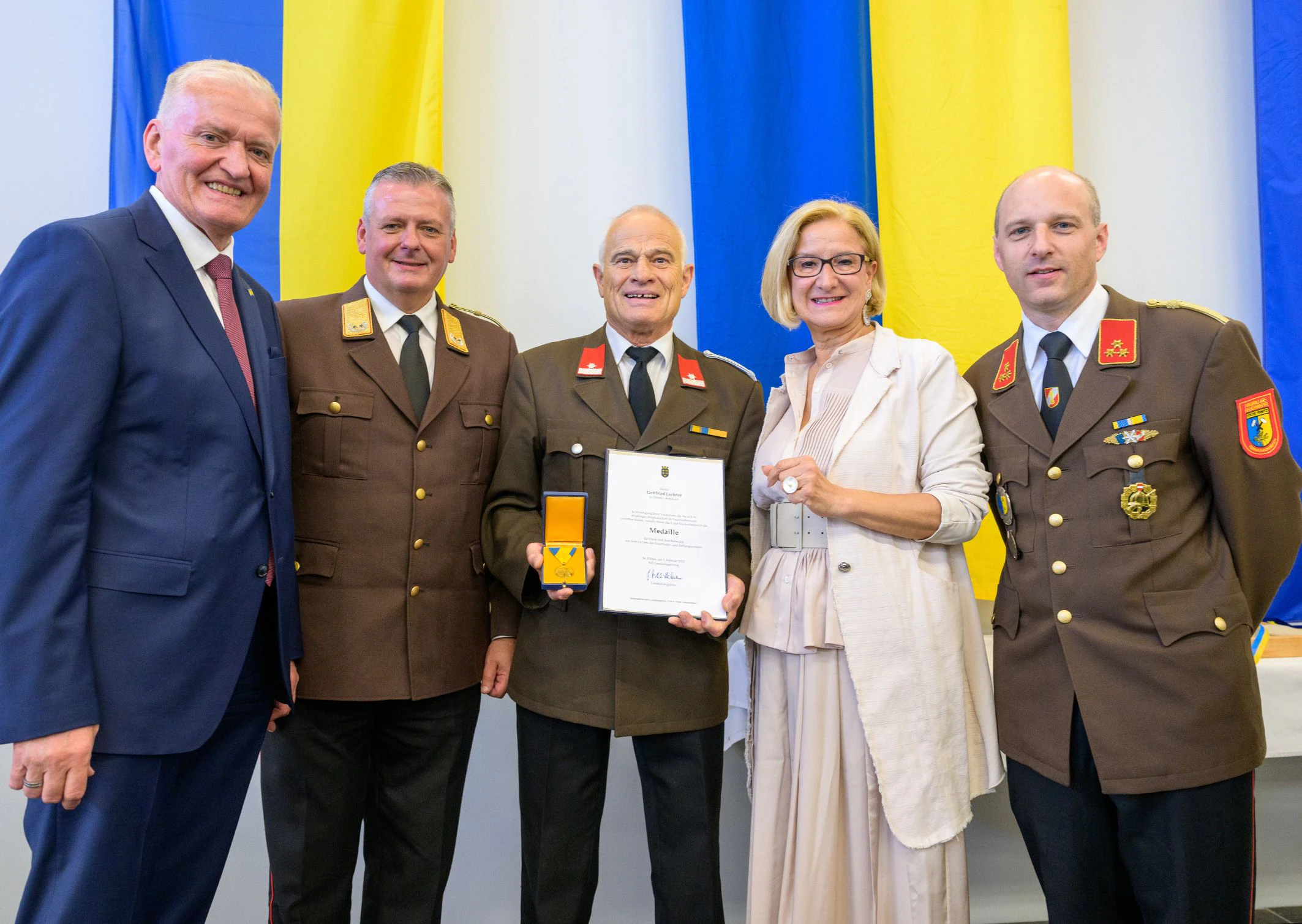 LH-Stellvertreter Franz Schnabl, Landesfeuerwehrkommandanten Dietmar Fahrafellner, Feuerwehrkamerad Gottfried Lechner, der für seine 60-jährige Mitgliedschaft ausgezeichnet wird, Landeshauptfrau Johanna Mikl-Leitner und Feuerwehrkommandant Andreas Weninger (v.l.n.r.)