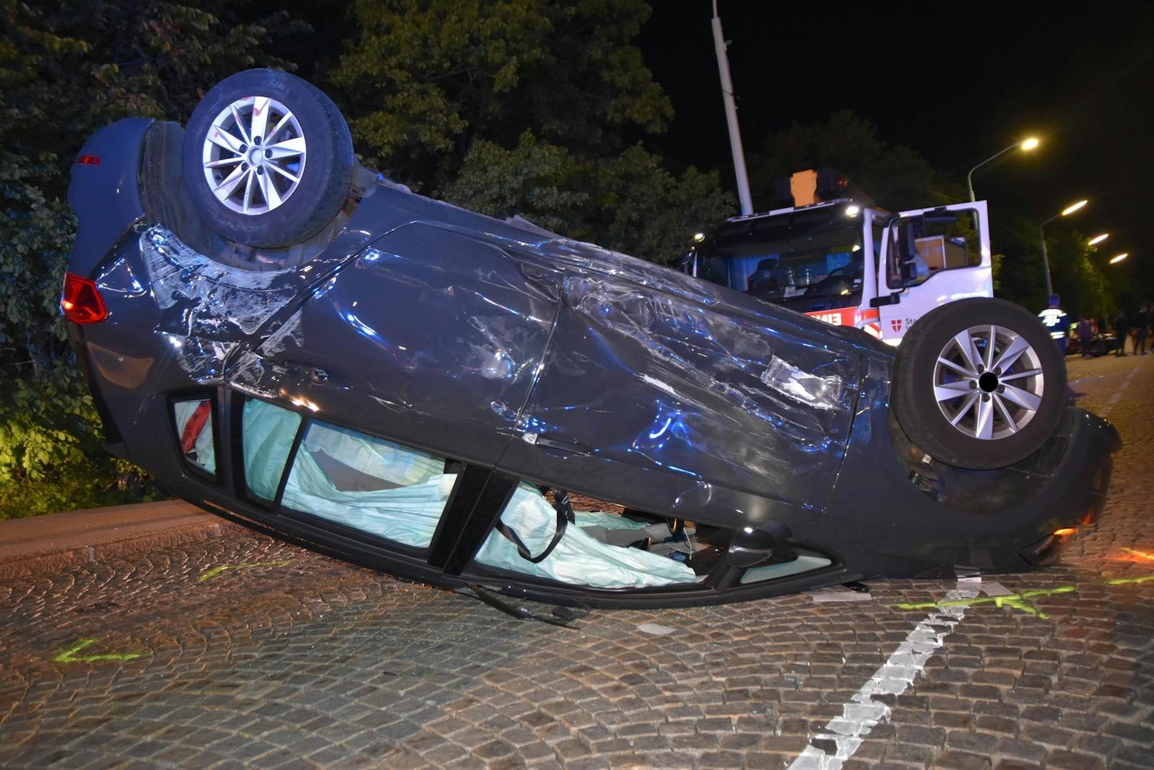 Das Auto des Opfers überschlug sich mehrmals und krachte gegen eine Laterne.