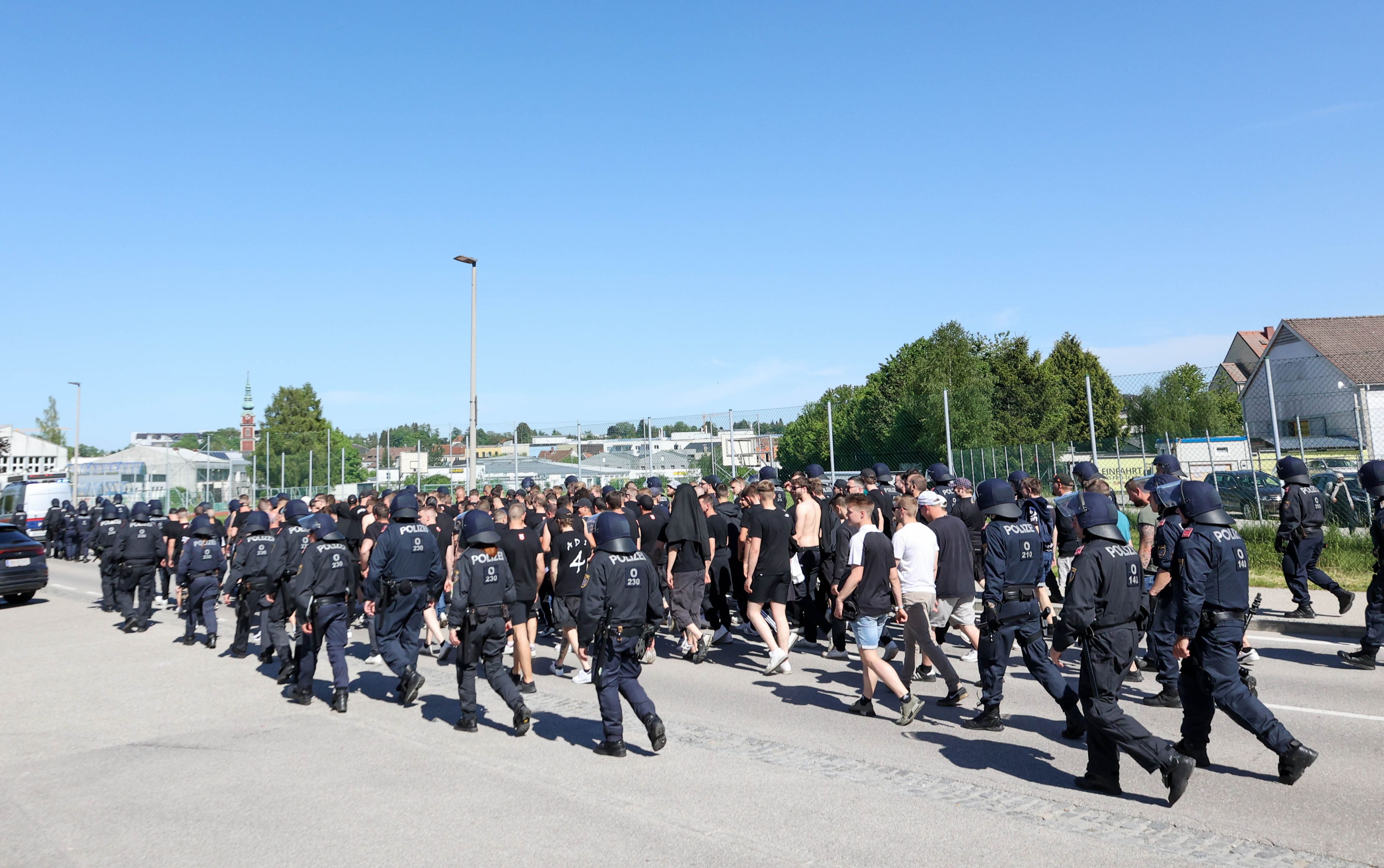 Die Polizei eskortierte die LASK-Fans daraufhin zum Rieder Stadion.