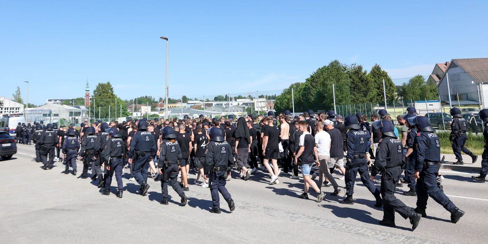 Die Polizei eskortierte die LASK-Fans daraufhin zum Rieder Stadion.