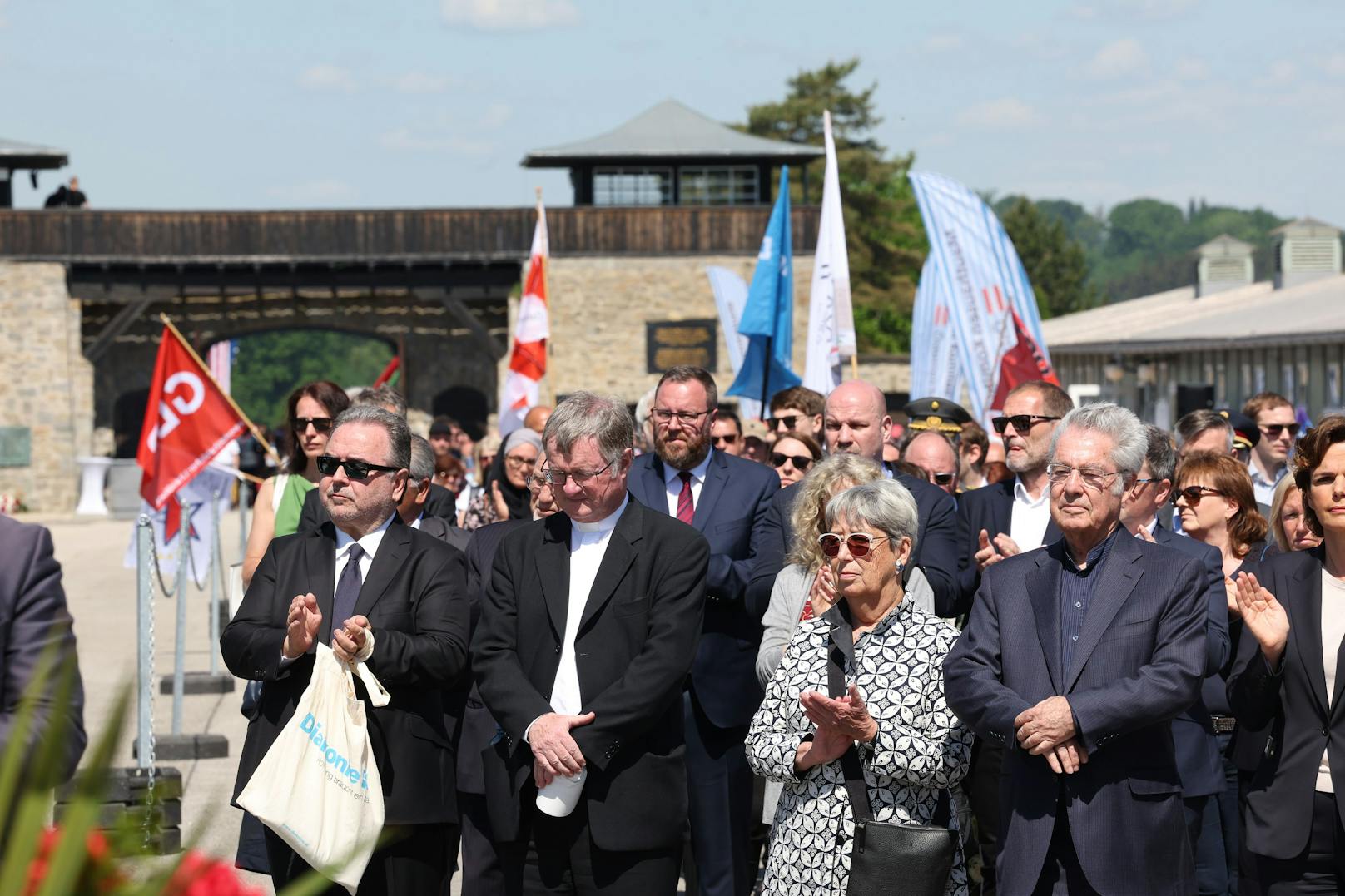 Michael Chalupka, Bischof der Evangelischen Kirche A.B. in Österreich, Manfred Scheuer, Bischof der Diözese Linz, Margit Fischer und der ehemalige Bundespräsident Heinz Fischer bei den Feierlichkeiten anl. des 77. Jahrestages der Befreiung des KZ Mauthausen.