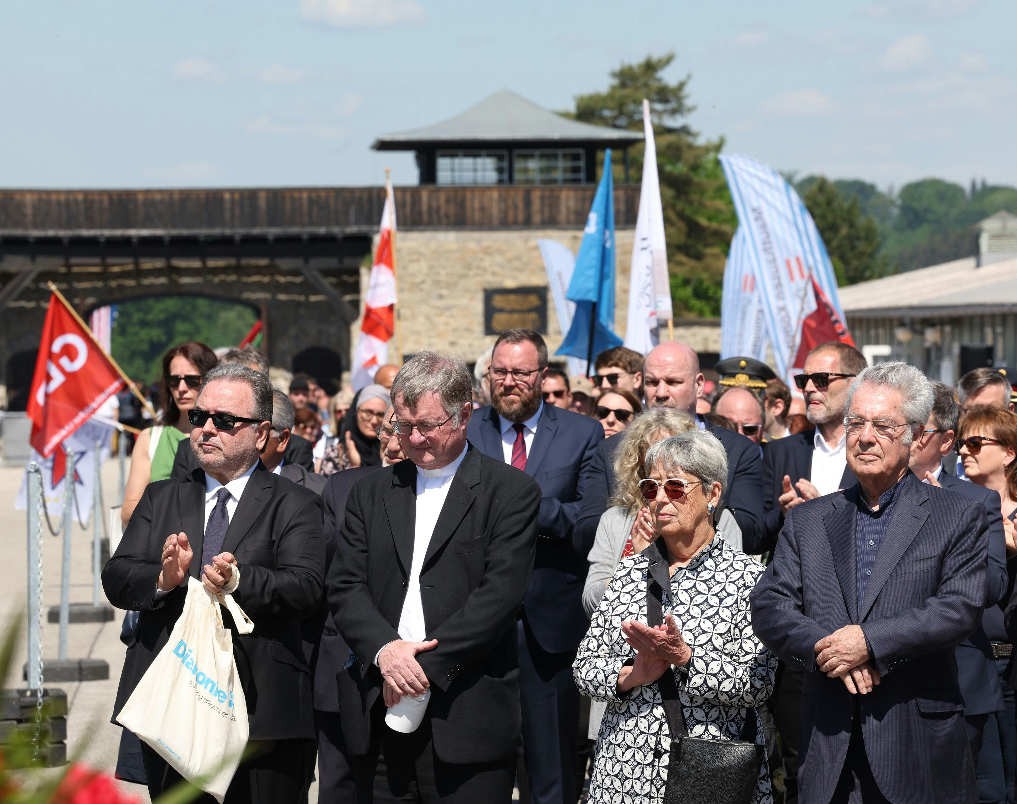 Michael Chalupka, Bischof der Evangelischen Kirche A.B. in Österreich, Manfred Scheuer, Bischof der Diözese Linz, Margit Fischer und der ehemalige Bundespräsident Heinz Fischer bei den Feierlichkeiten anl. des 77. Jahrestages der Befreiung des KZ Mauthausen.