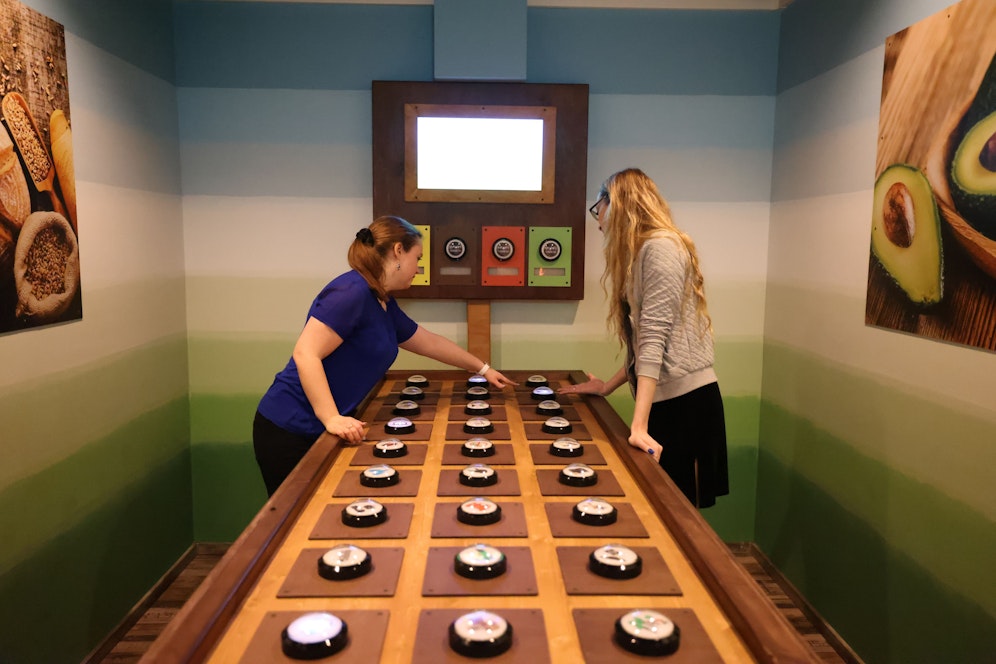 Vom Einpflanzen, über die Ernte bis zur Ankunft beim Konsumenten: Im Lebensmittel-Raum geht es um den Lebensweg eines Apfels. Die thematisch unterschiedlichen Escape Rooms sollen Jugendlichen das Thema Abfallvermeidung näher bringen.