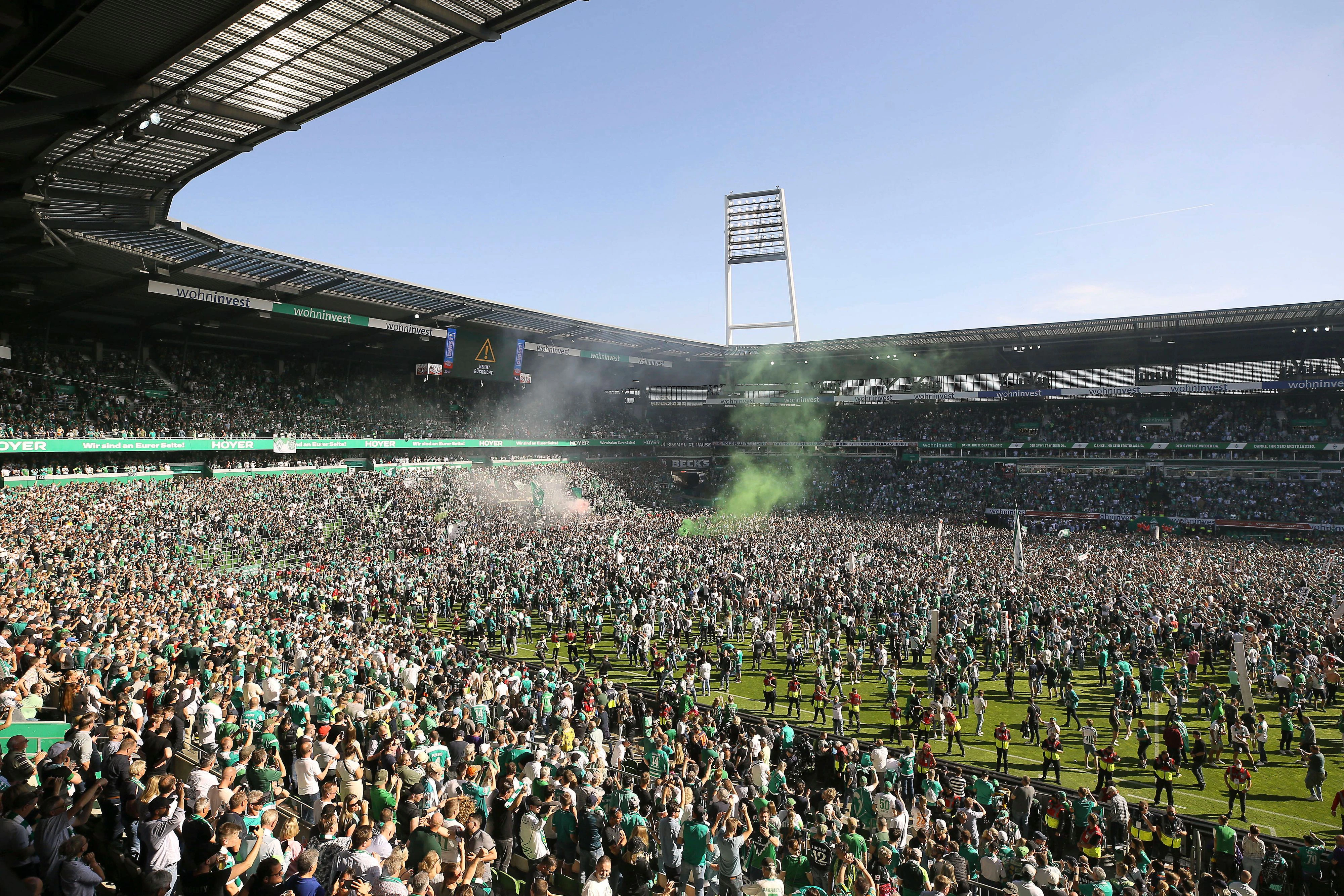 Werder-Fans stürmen den Rasen.