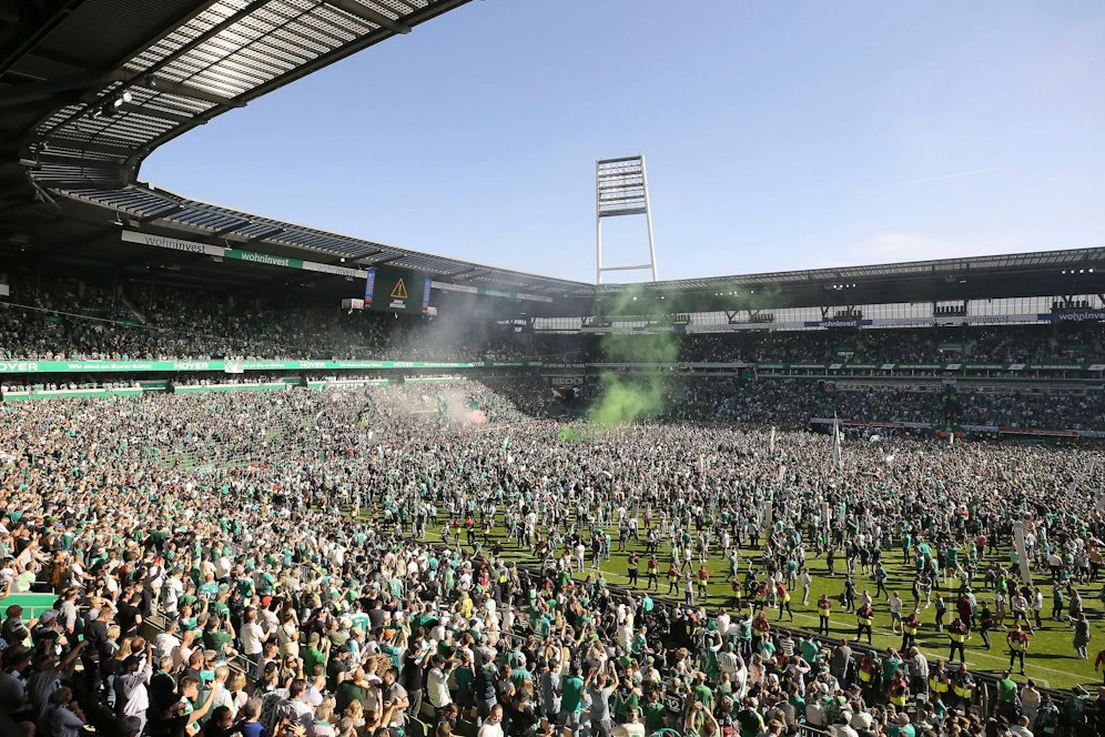 Werder-Fans stürmen den Rasen.