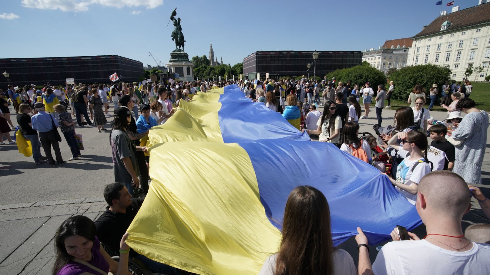 Am Sonntag versammelten sich Teilnehmer zum "Marsch zur aktuellen Situation in der Ukraine" in der Wiener Innenstadt.