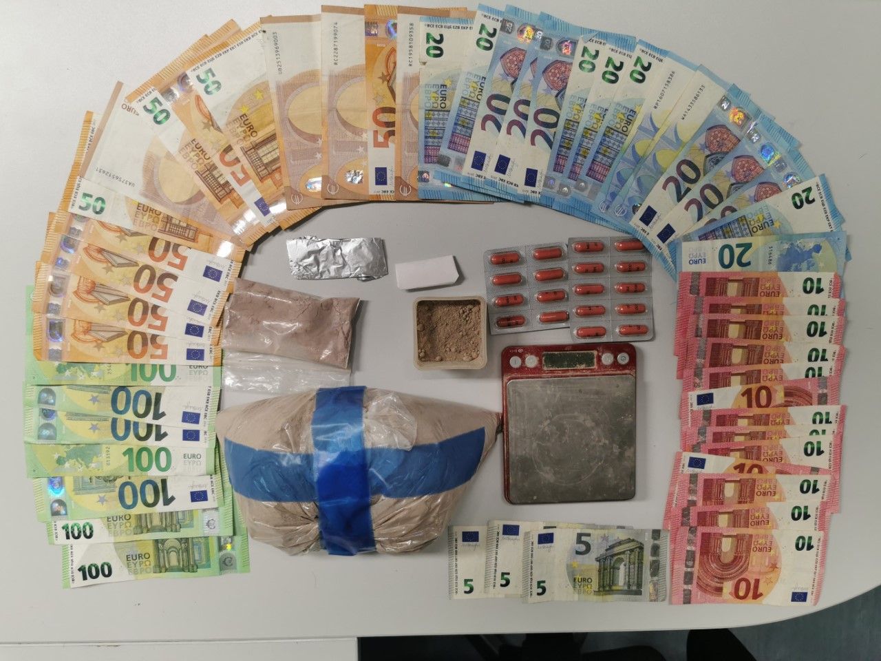 Die Beamten stellten nicht nur Drogen, etwa eine größere Menge Heroin, sondern auch eine größere Summe Bargeld sicher.