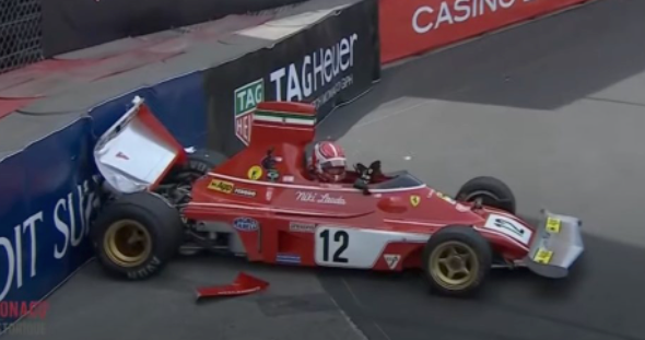 Charles Leclerc schlägt mit dem Lauda-Boliden in der Wand ein.