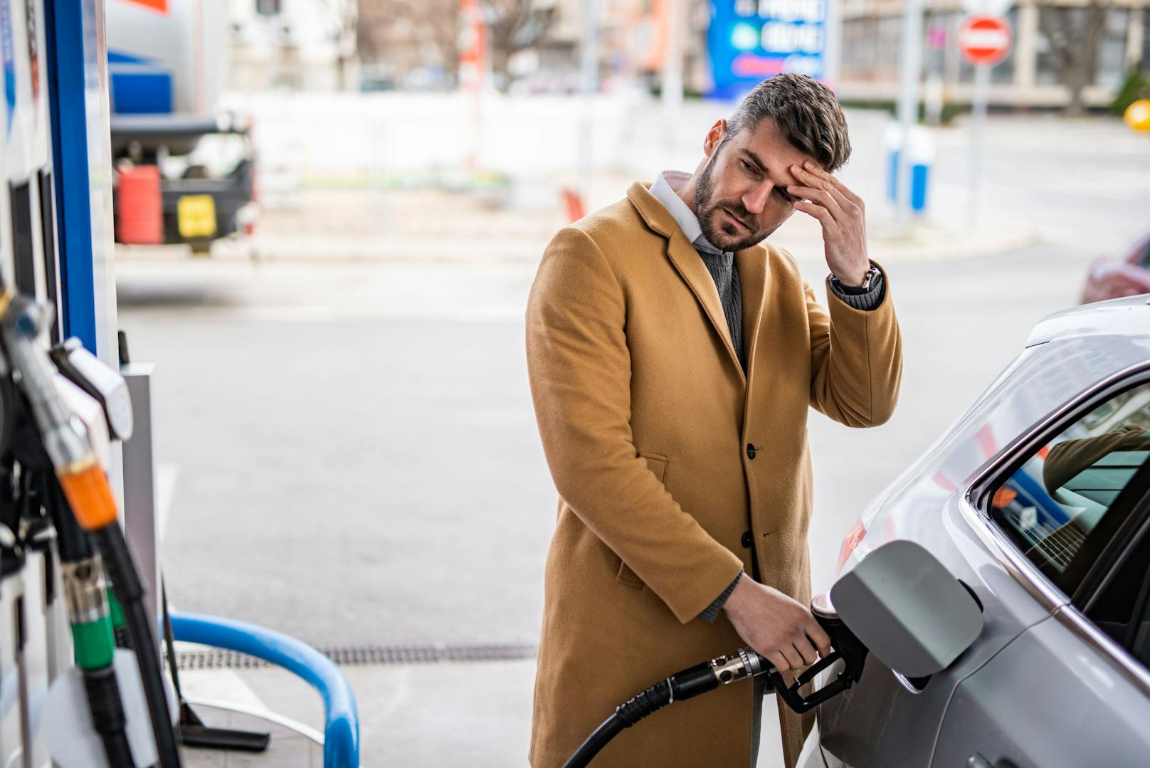 An der Tankstelle kann man sich schon mal an den Kopf greifen.