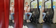 Wiener steigt mit Autotüre in die Straßenbahn ein