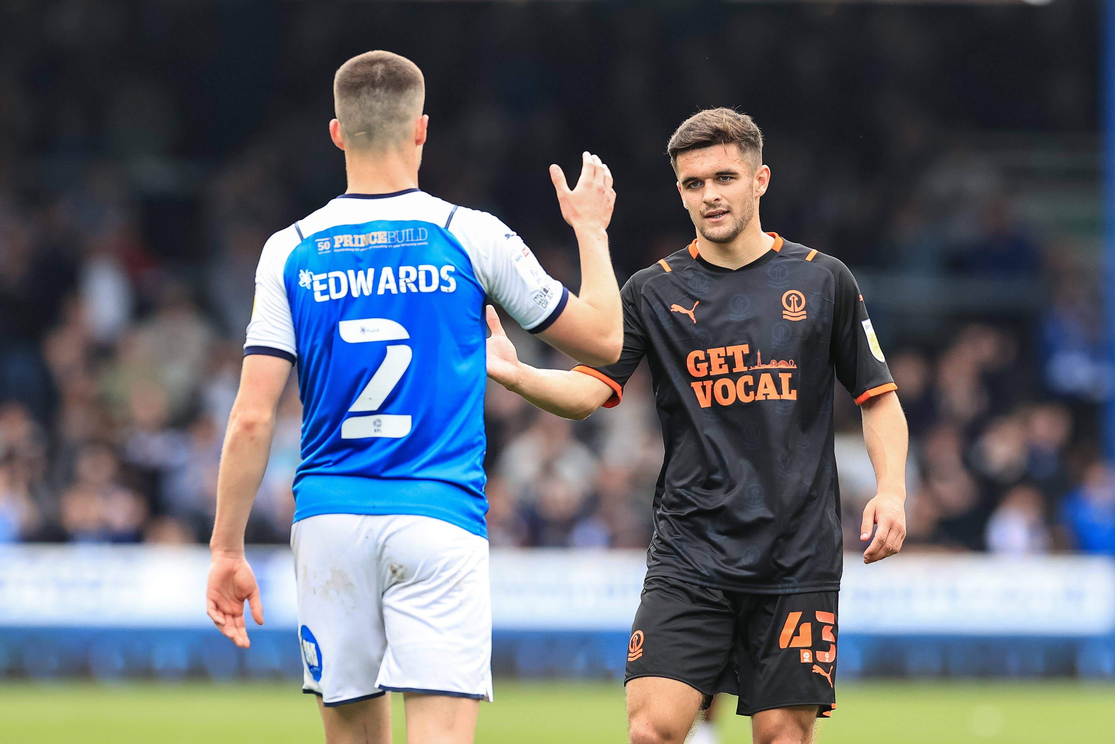Jake Daniels (r.) von Blackpool