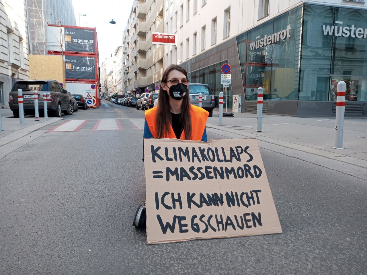 Klimaaktivistin Martha Krumpeck klebte ihre Hand mit Superkleber auf einer Straße in Wien fest.