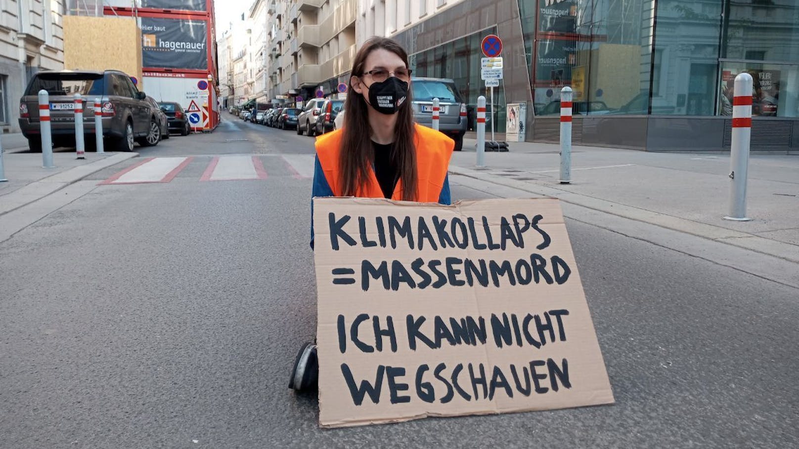 Klimaaktivistin Martha Krumpeck klebte ihre Hand mit Superkleber auf einer Straße in Wien fest.