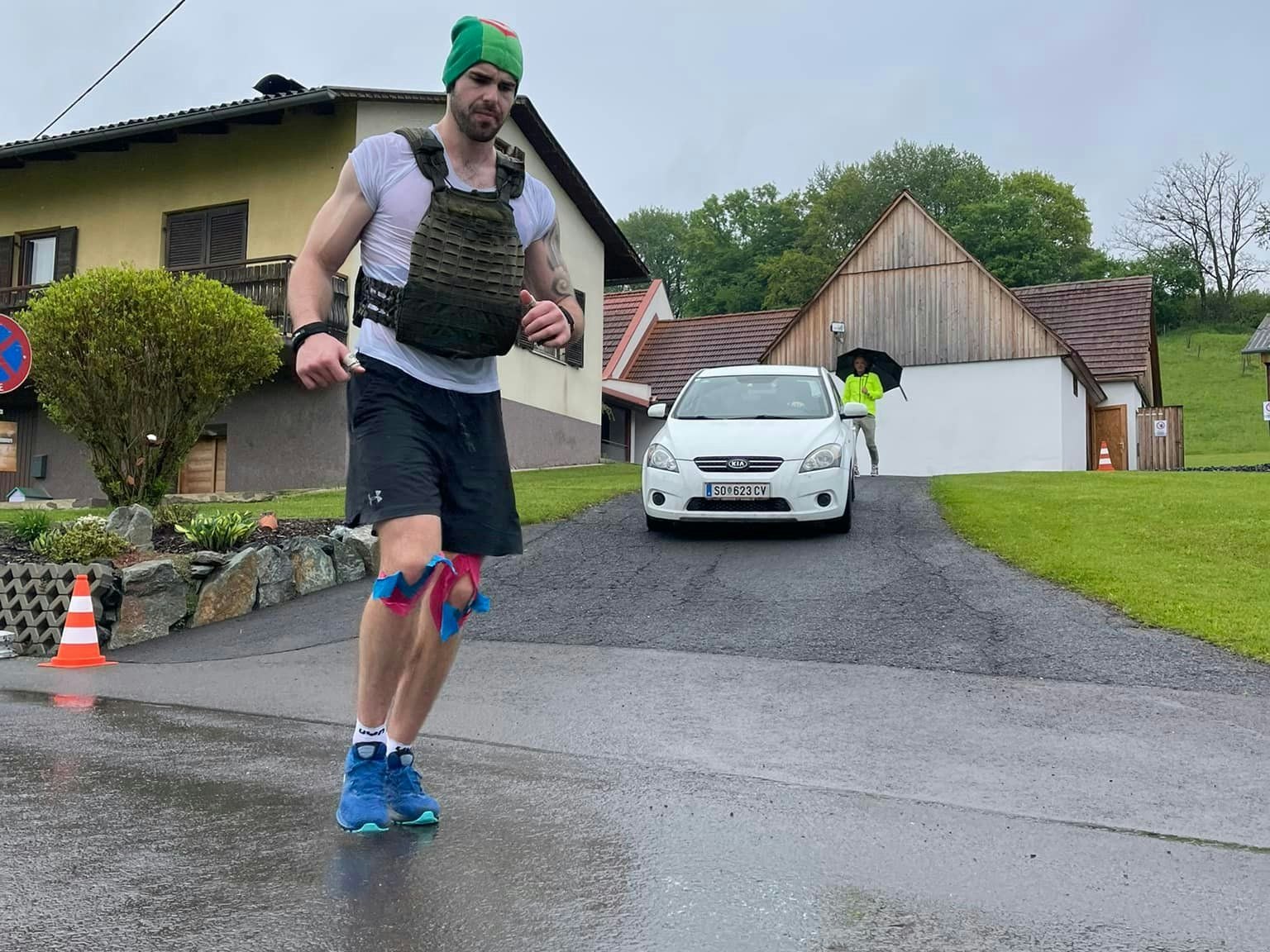 Über 60 Kilometer musste Kniely laufen – mit einer neun Kilogramm schweren Weste.