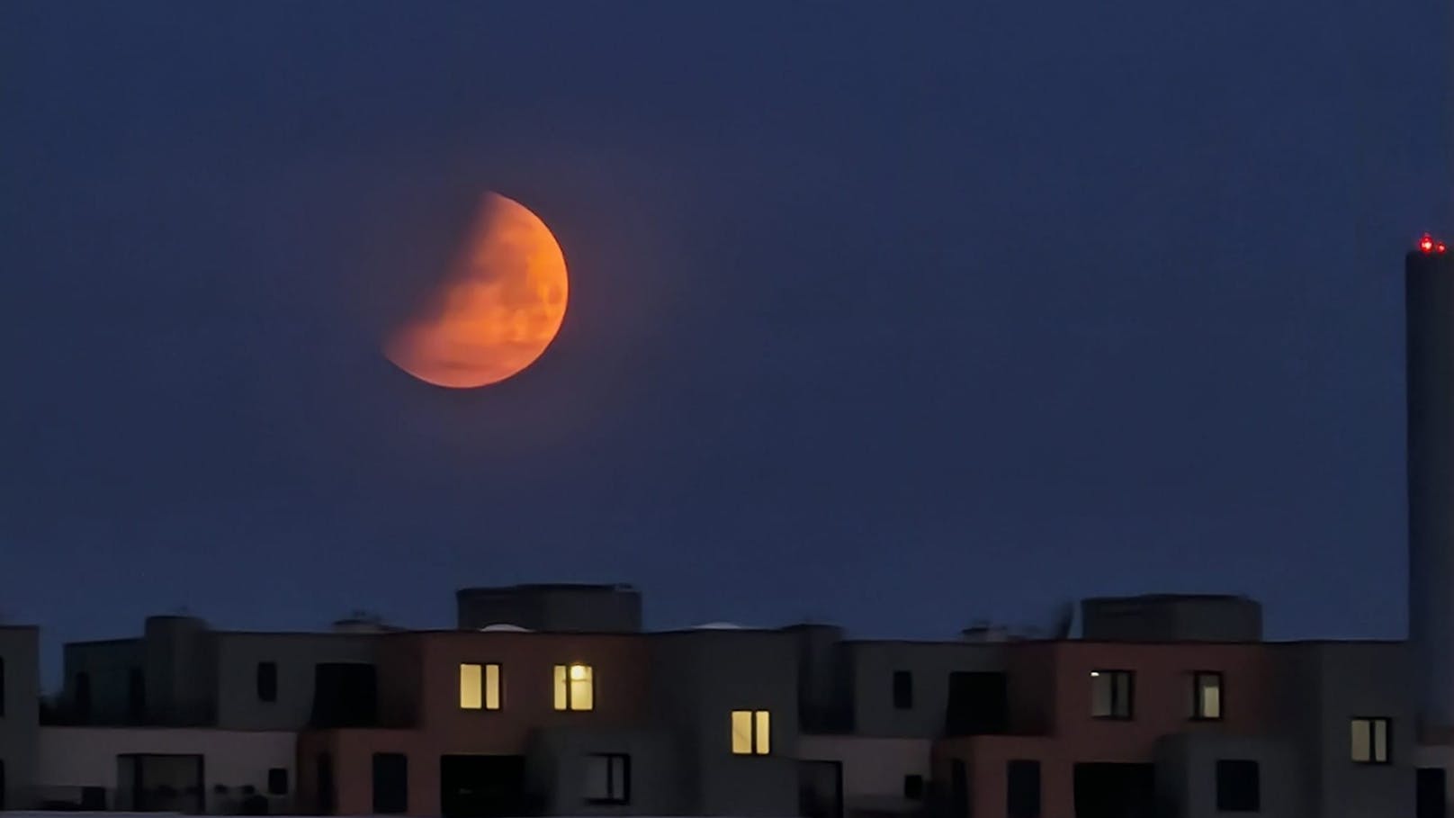 "Heute"-Leser Walter fing im Mai 2024 den Blutmond über Wien ein.