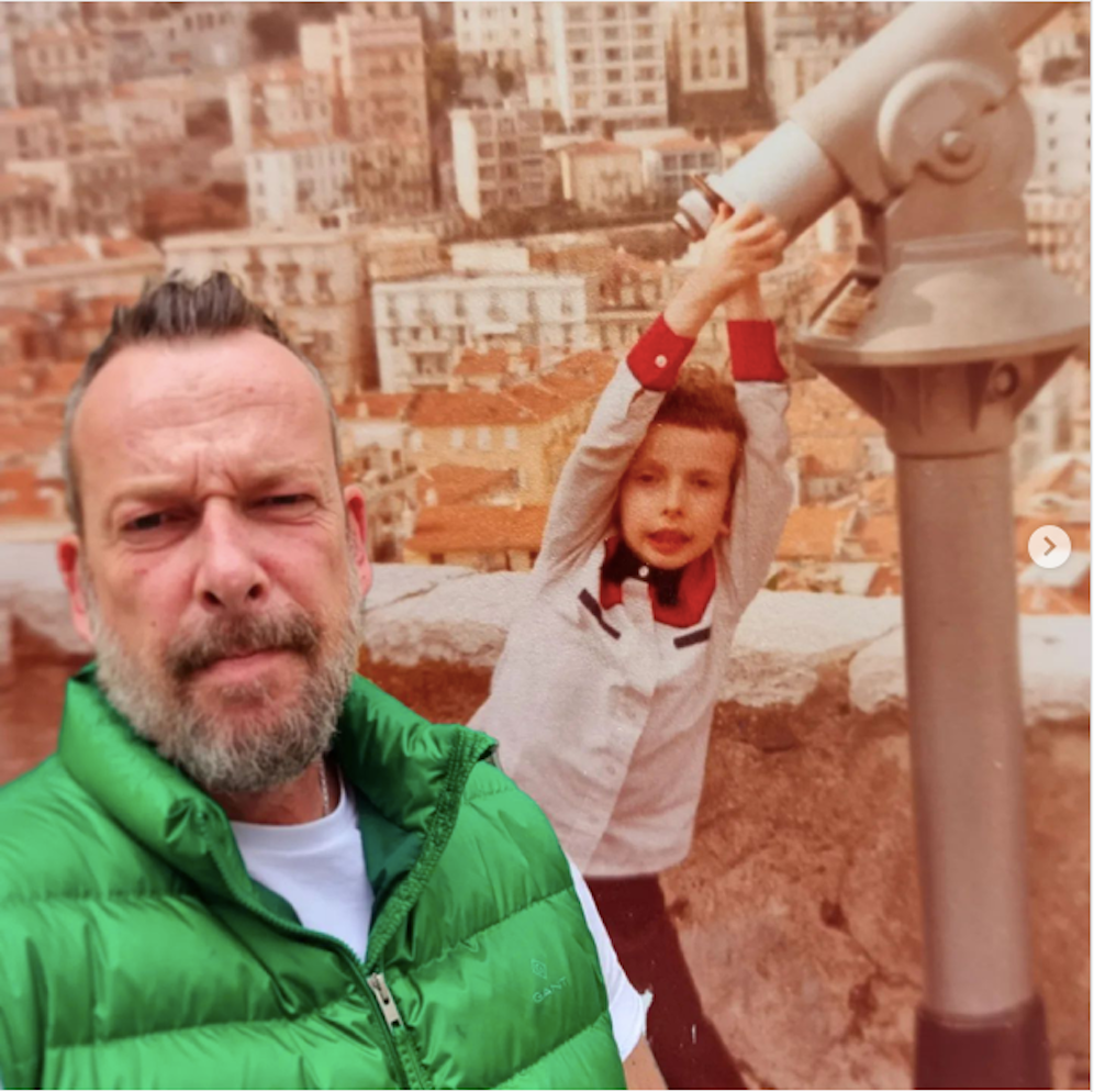 Robert Kratky feiert seinen 49. Geburtstag und nimmt seine Follower auf eine Zeitreise mit.