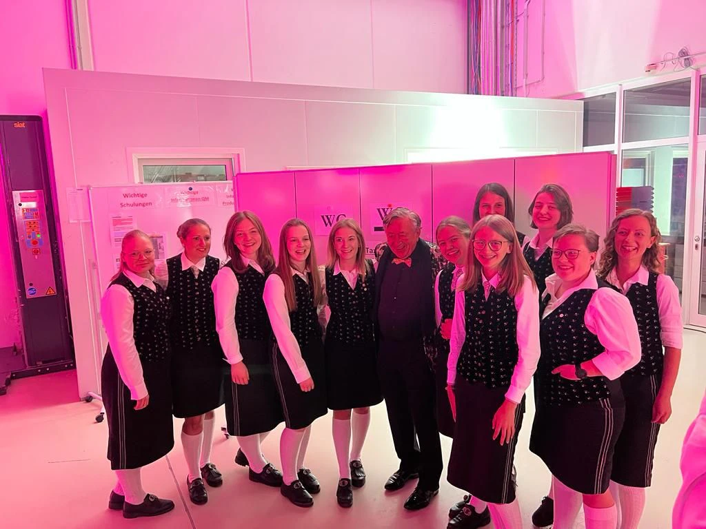 Hahn im Korb: Richard Lugner mit den "Mädchen der Dorfmusik" 