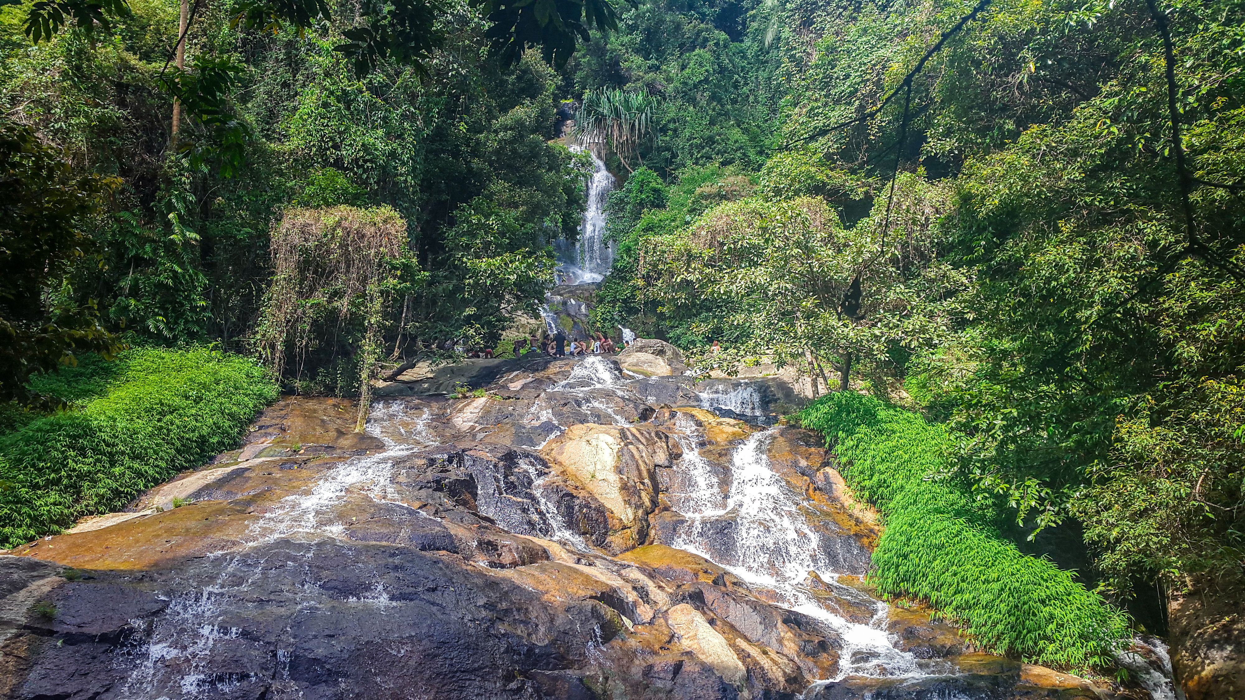 Drei Wanderer wollten sich abkühlen und sprangen dabei in einen Wasserfall, alle drei starben.