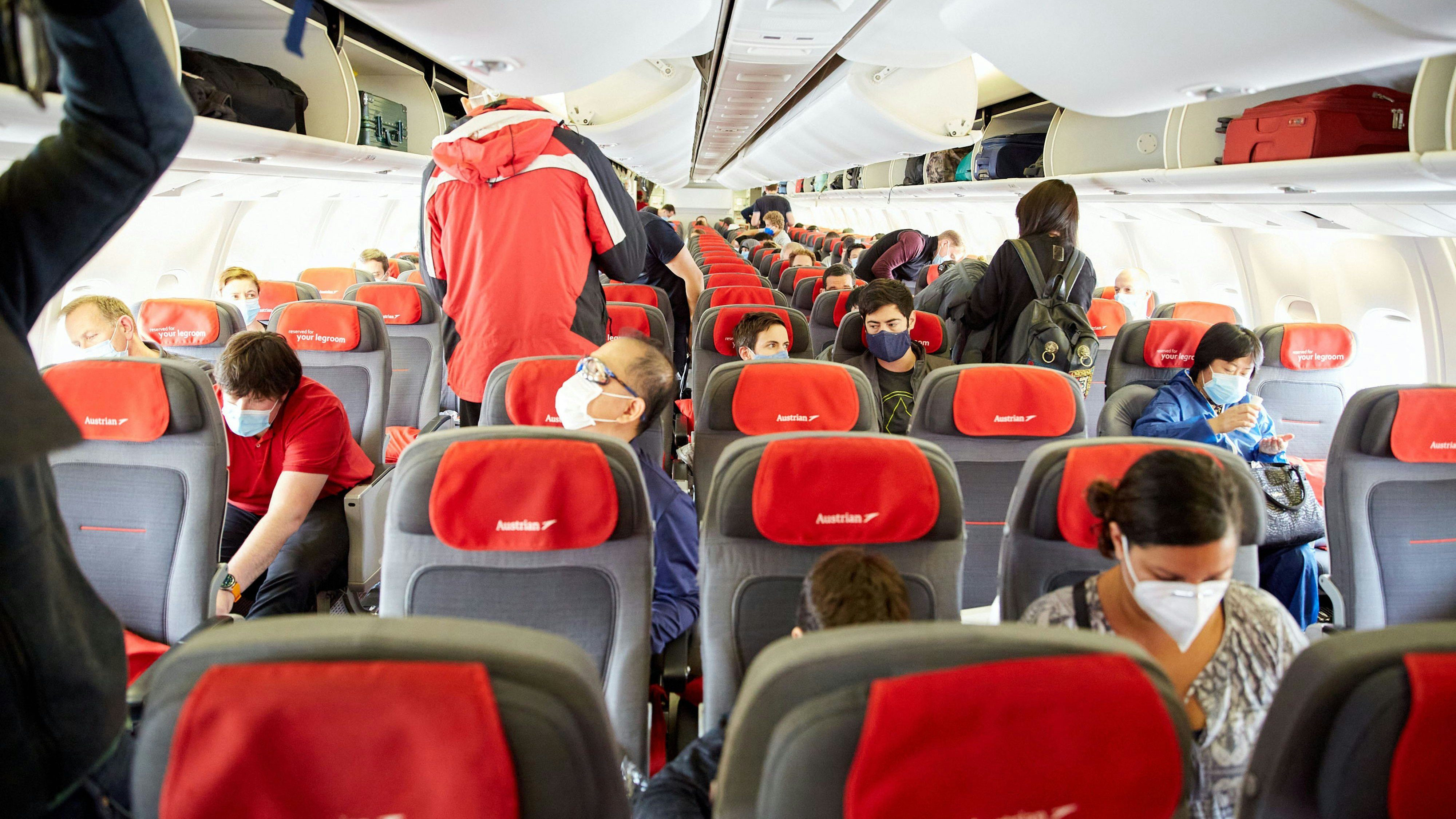 Trotz EU-Lockerung gilt auf Flügen von und nach Österreich weiterhin die Maskenpflicht.