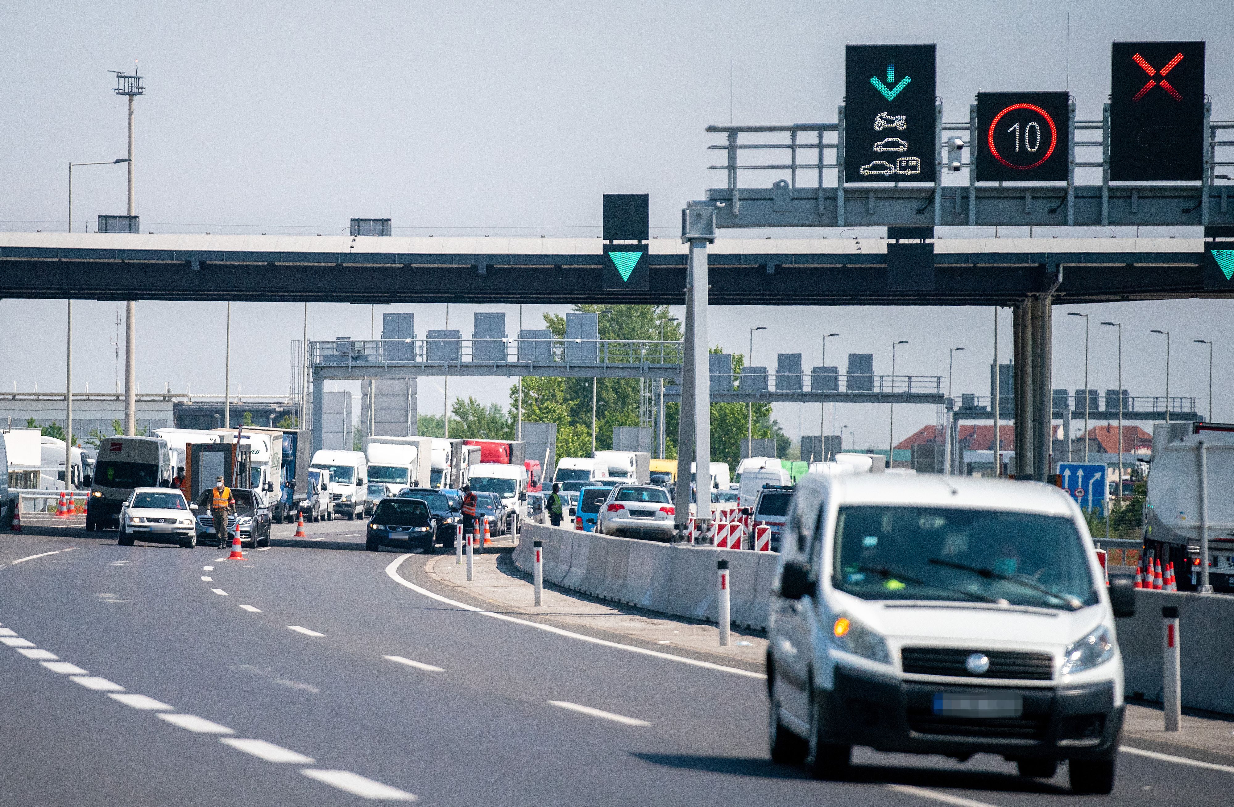 Am Grenzübergang in Nickelsdorf konnte ein Fahrzeug mit deutschem Pkw angehalten werden – im Laderaum befanden sich zehn Personen. Symbolbild. 