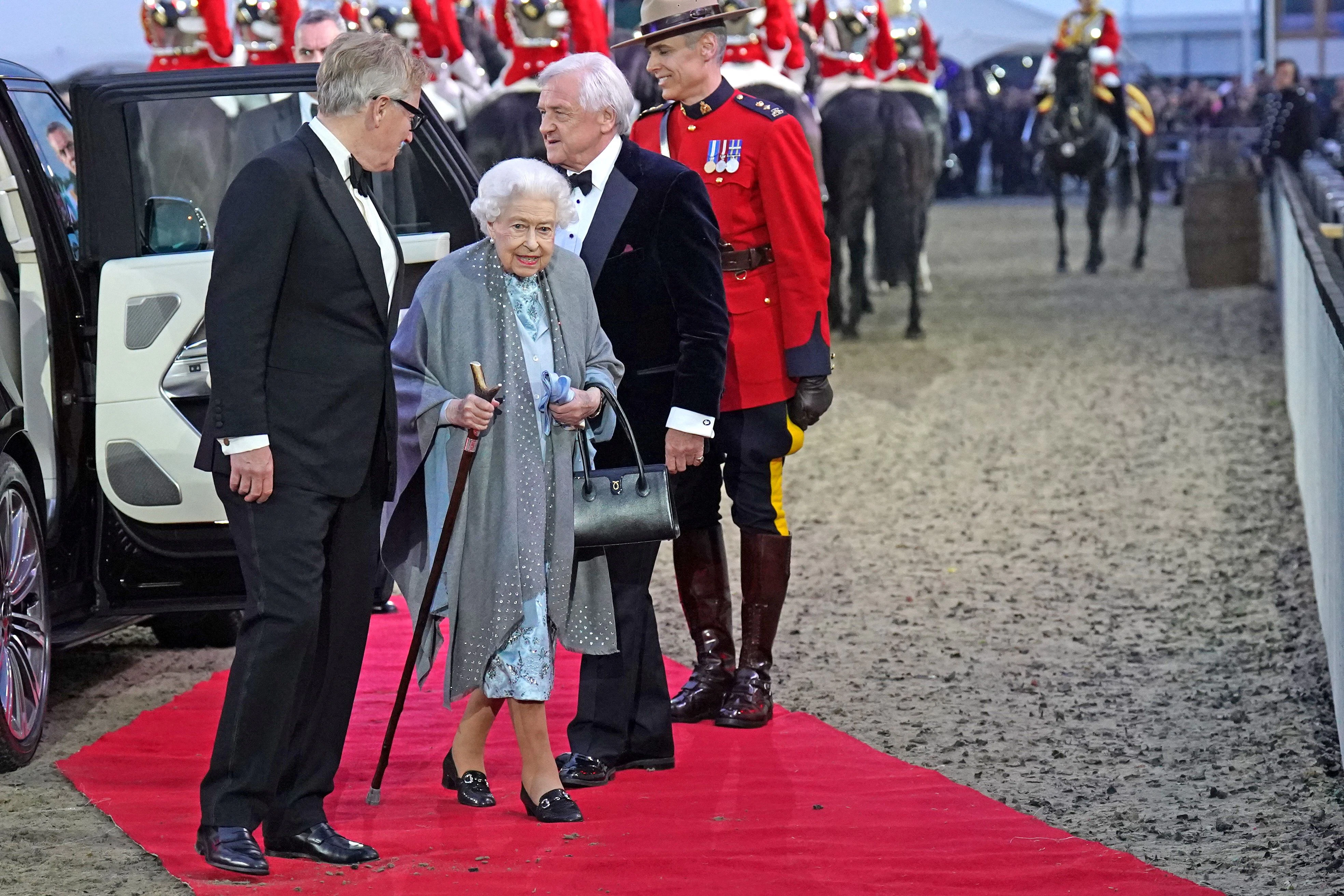 Queen Elizabeth II. (96) mit Gehstock.