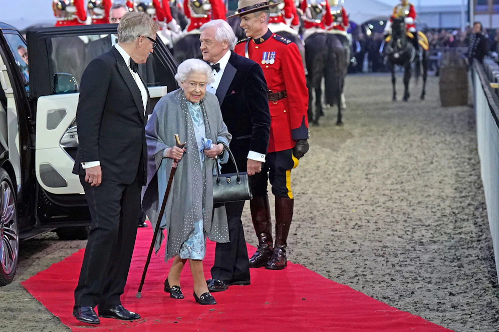 Sie hat noch gesundheitliche Probleme: Queen Elizabeth II. (96) mit Gehstock.
