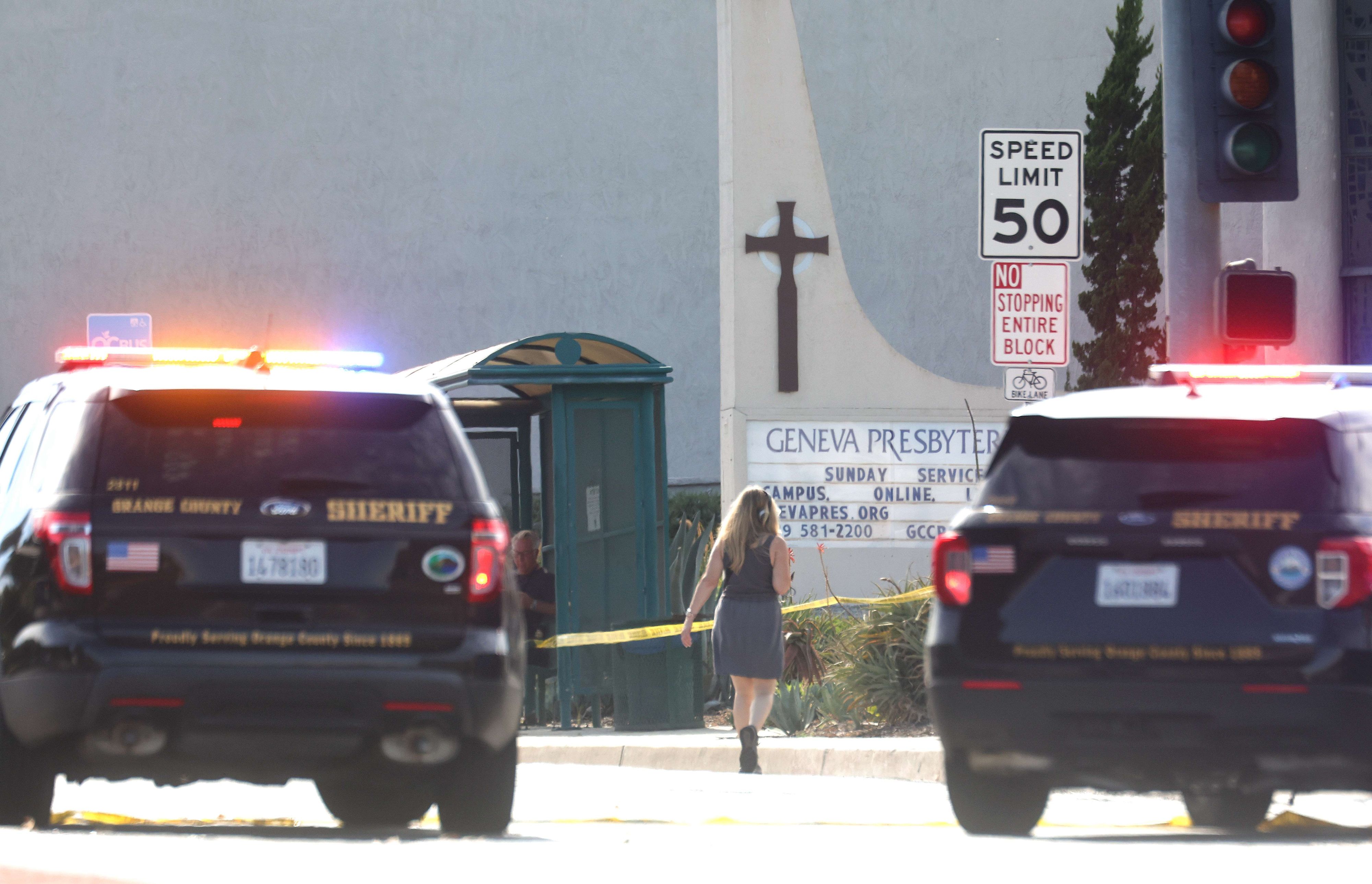 Download von www.picturedesk.com am 16.05.2022 (07:10).  LAGUNA WOODS, CALIFORNIA - MAY 15: Police vehicles are parked near the scene of a shooting at the Geneva Presbyterian Church on May 15, 2022 in Laguna Woods, California. According to police, the shooting left one person dead, four critically wounded, and one with minor injuries. Mario Tama/Getty Images/AFP.== FOR NEWSPAPERS, INTERNET, TELCOS & TELEVISION USE ONLY == - 20220515_PD18014 - Rechteinfo: Rights Managed (RM) Fotografische Urheberrechte sind garantiert. Der Kunde selbst hat insbesondere die Persönlichkeitsrechte der abgebildeten Personen in eigener Verantwortung zu beachten (AGBs Punkt 5). Nur für redaktionelle Nutzung durch Tageszeitungen und Onlinemedien!