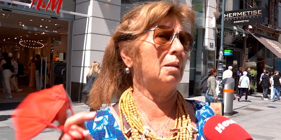 Christa (70) möchte bei der Hitze keine Maske tragen.