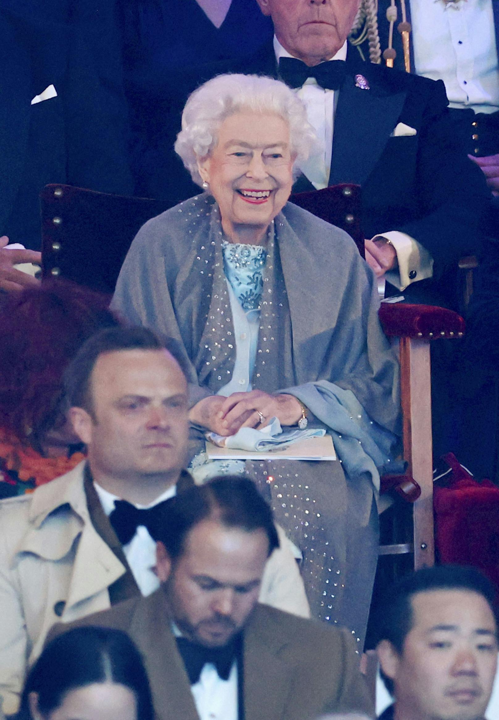 Die britische Königin strahlt über das ganze Gesicht.