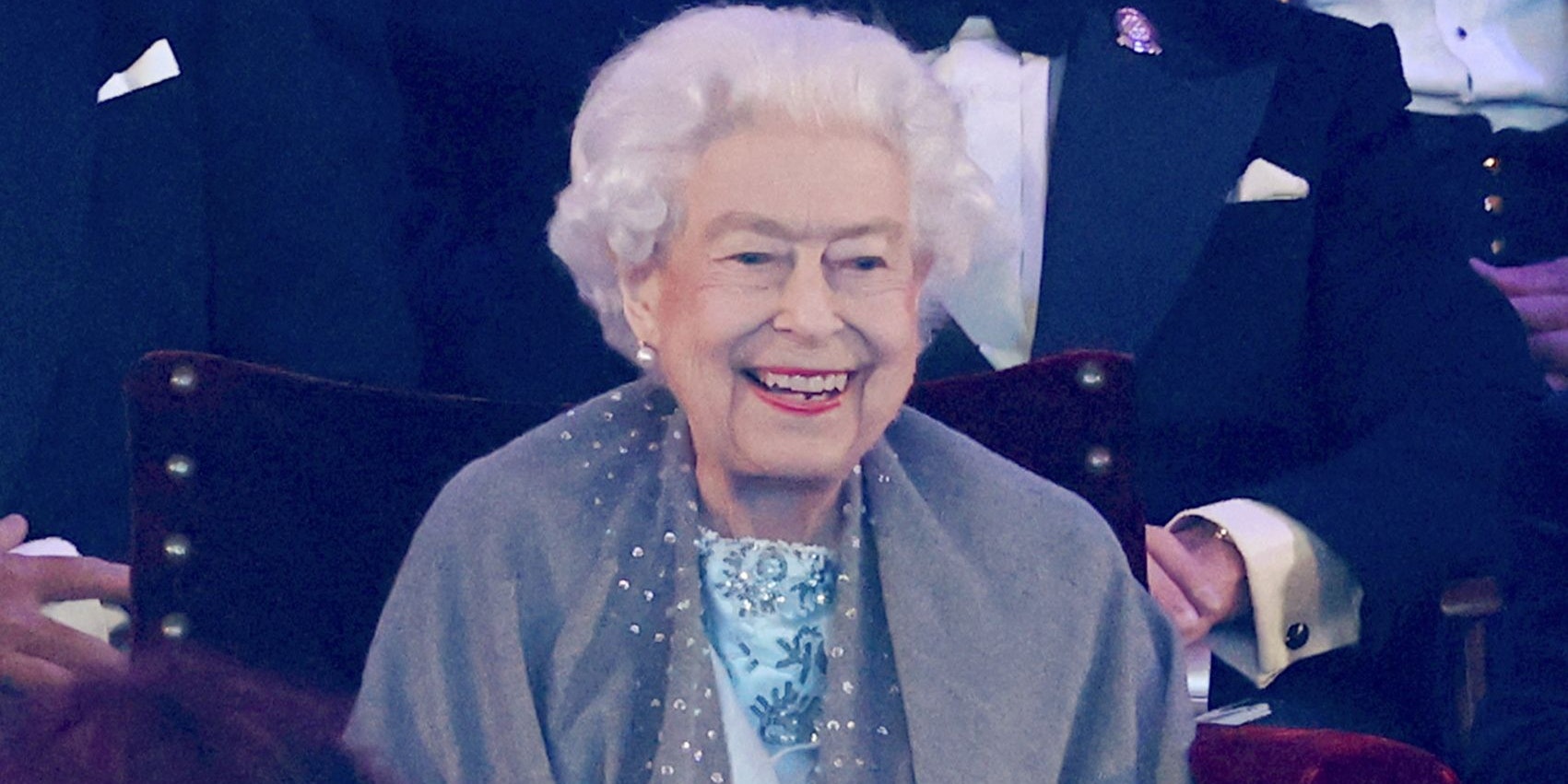 Die britische Königin strahlt übers ganze Gesicht.