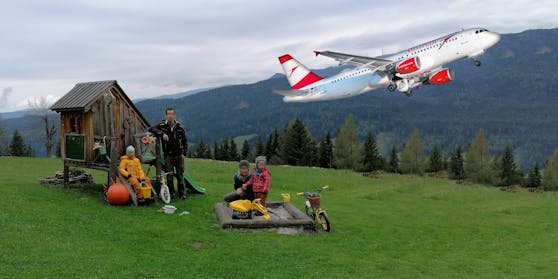 Der Flugzeugtechniker mit seiner Familie im Garten, ein AUA-Flieger. (Montage)