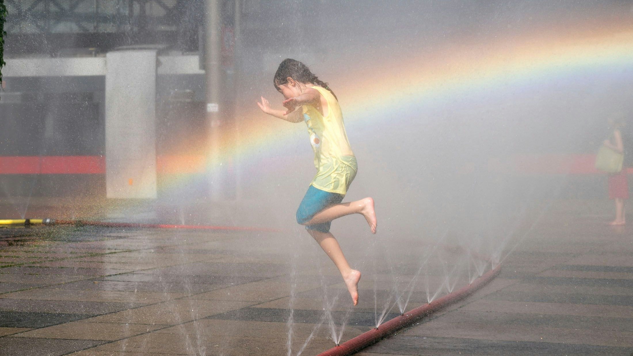 kinder laufen durch den sprühnebel am praterstern, aufgestellt von der stadt wien aufgrund der anhaltenden hitzewelle, regenbogen, 20190627 foto: helmut graf/tageszeitung heute