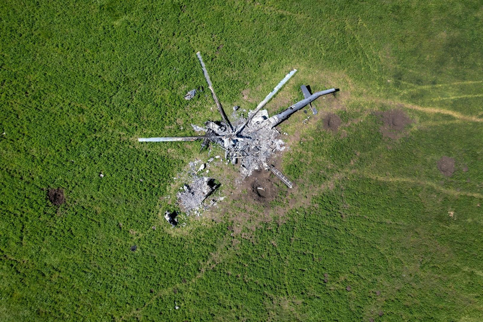 Teilweise seien die russischen Truppen bis auf wenige Kilometer vor die eigene Grenze zurückgedrängt worden. Im Bild das Wrack eines russischen Helikopters nahe Charkiw.