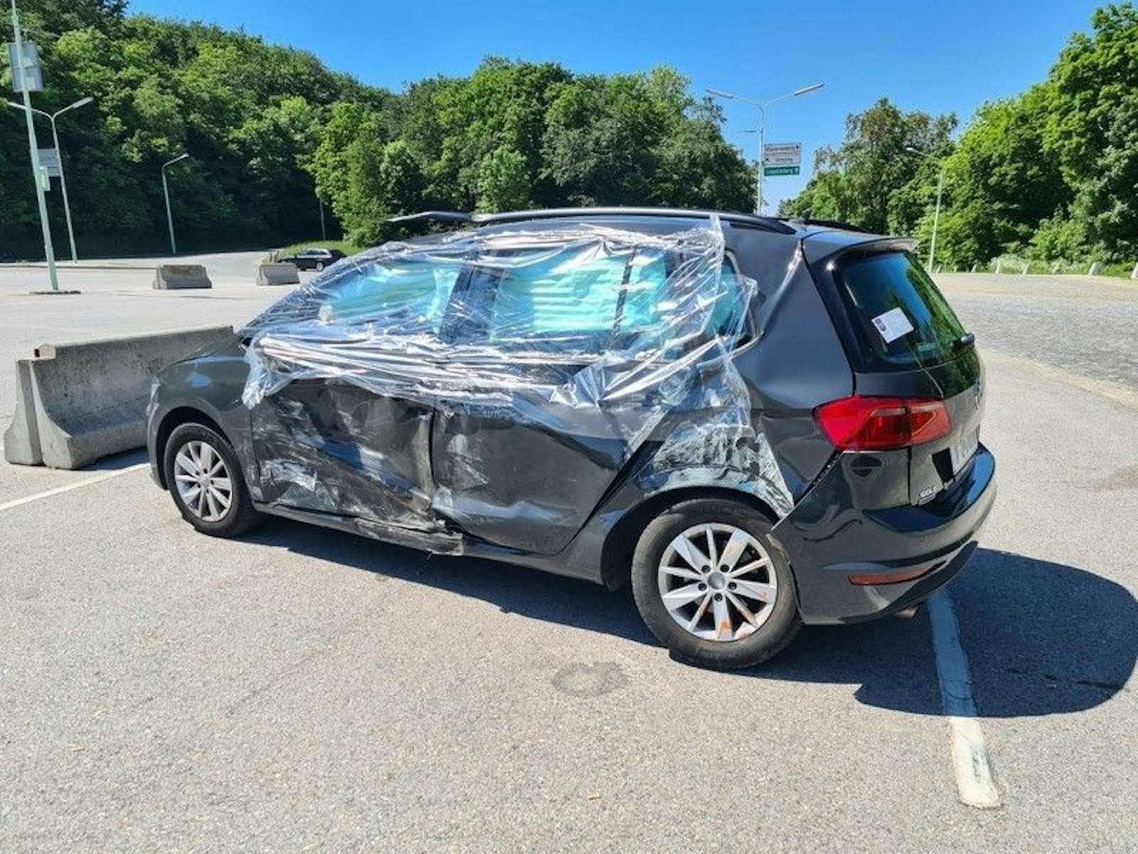 Das Auto steht nun notdürftig abgeklebt am Kahlenberg-Parkplatz.