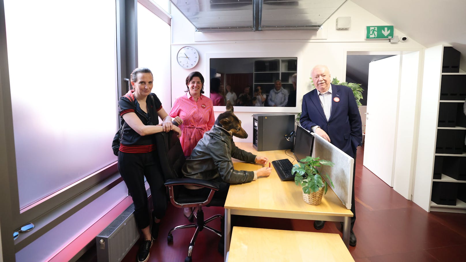 Künstlerin Deborah Sengl, Volkshilfe-Geschäftsführerin und Volkshilfe-Präsident Michael Häupl (v.li.) präsentierten den neuen Escape Room im Museumsquartier.