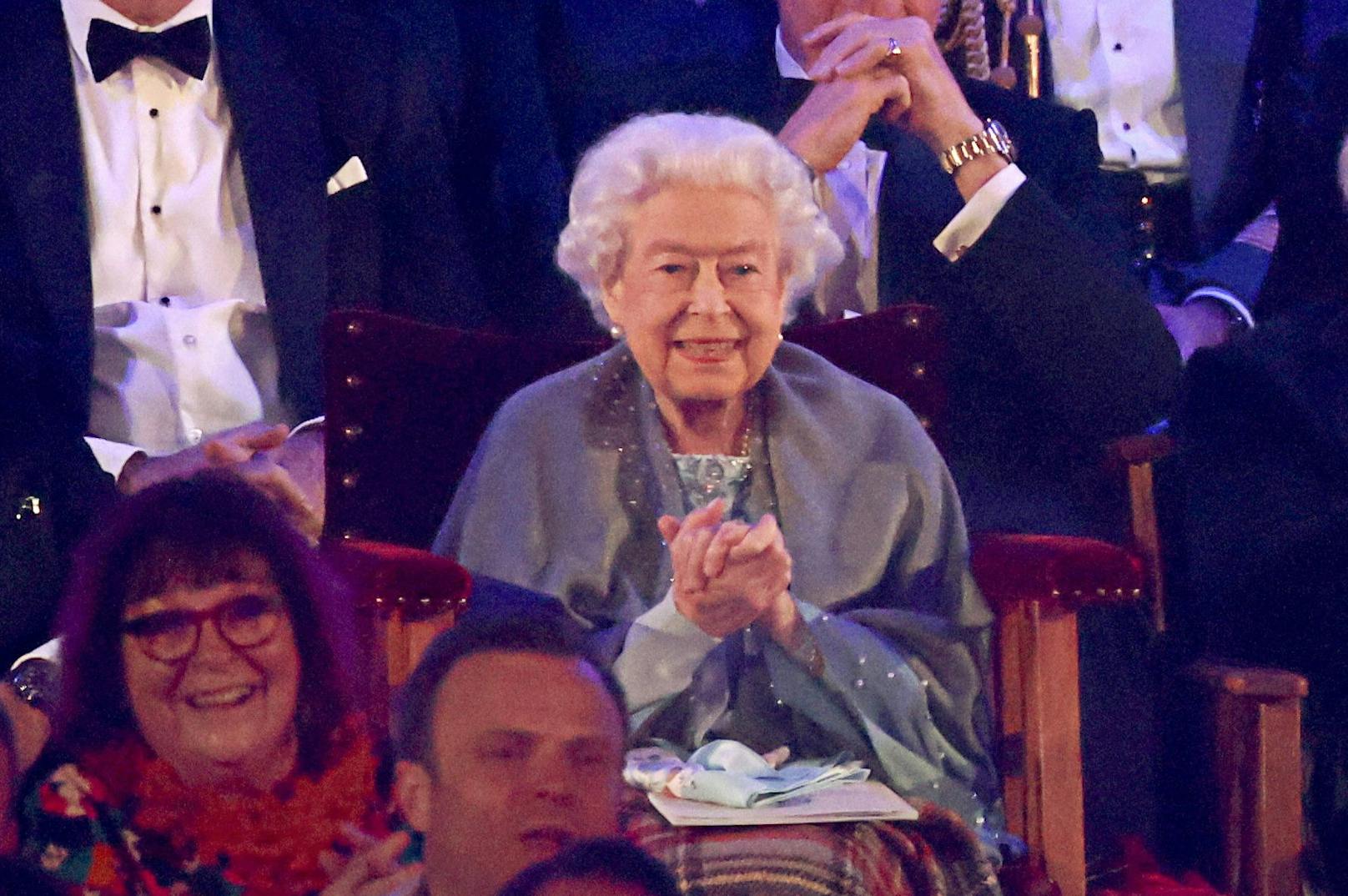 Queen Elizabeth II. klatscht.