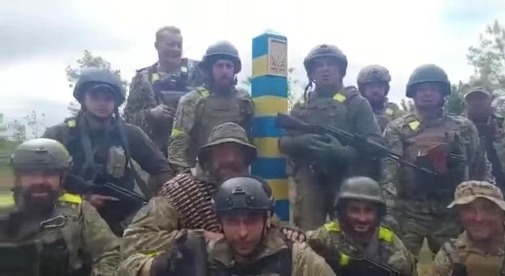 Ukrainische Soldaten posieren am 15. Mai an der russisch-ukrainischen Grenze. Das Bild geht einher mit einem Bericht der Bundeswehr, wonach die russische Invasion alles andere als planmäßig verläuft.