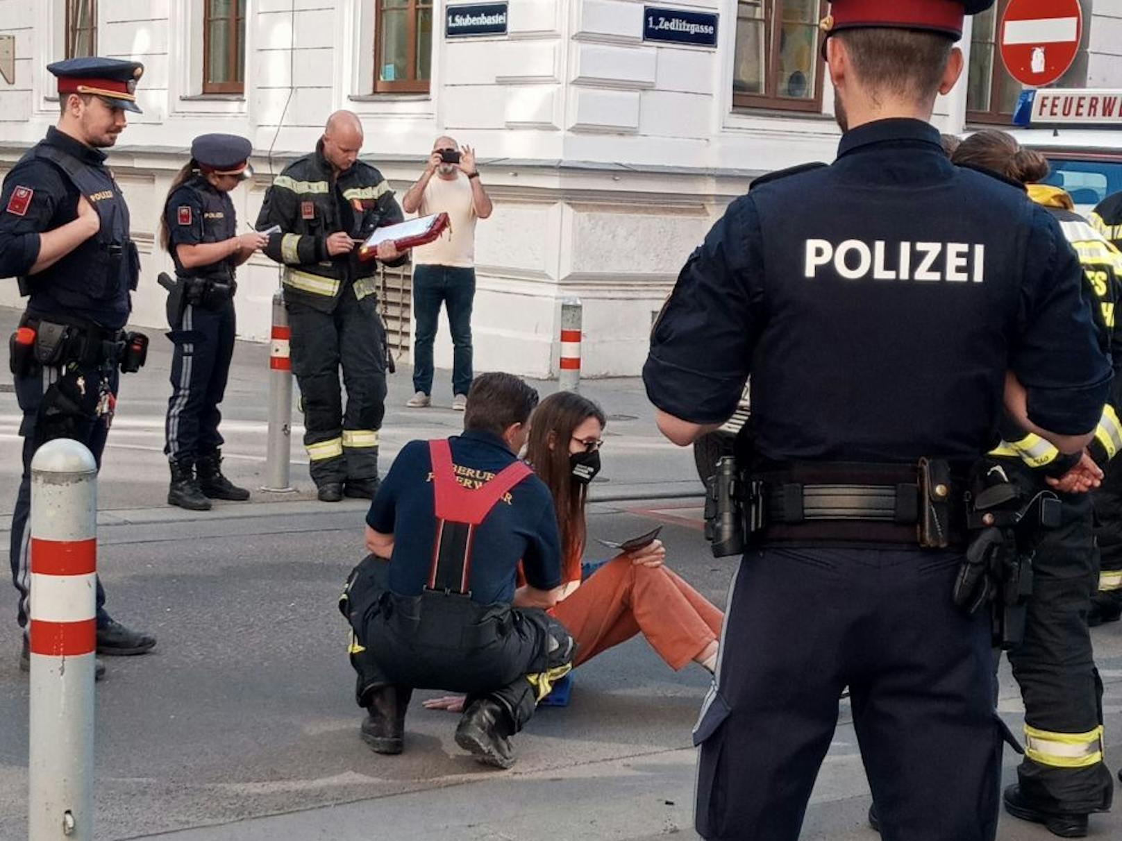 Polizei, Feuerwehr und Rettung waren bei der Klima-Protestaktion in der Wiener Innenstadt vor Ort.