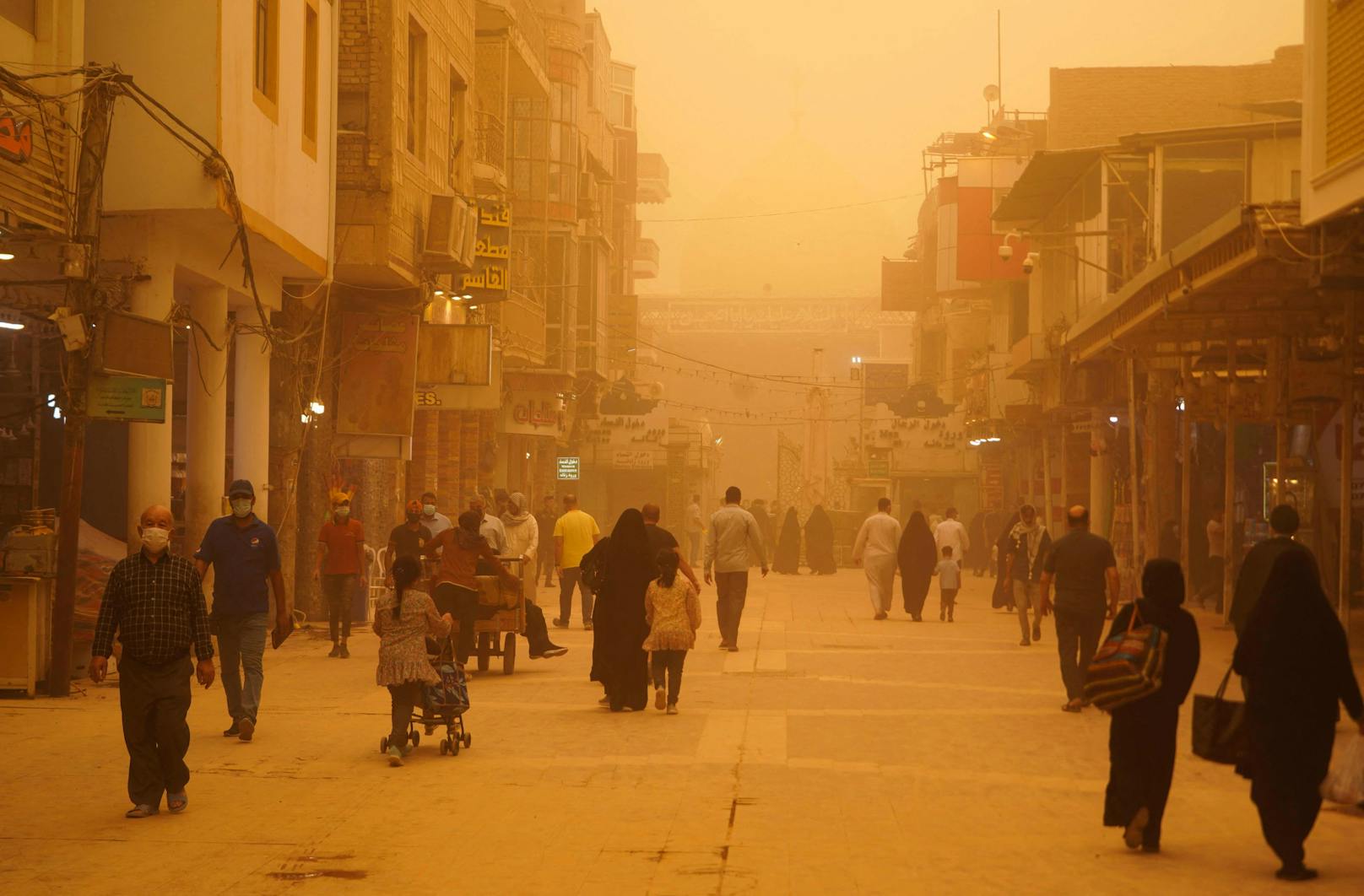Ein Sandsturm taucht die irakische Hauptstadt in ein unwirkliches, oranges Licht.